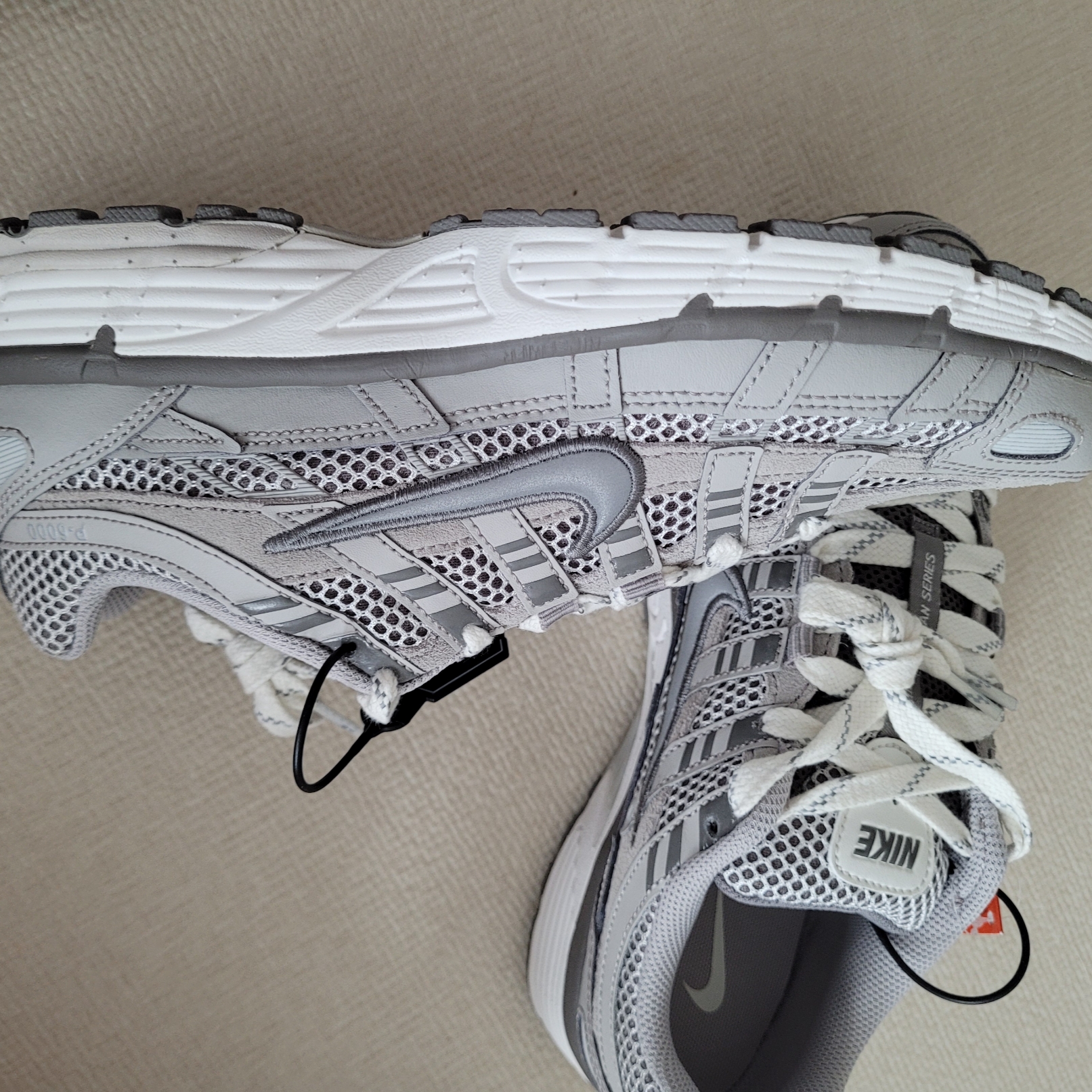 Nike P-6000 PRM Light Iron Ore 착용 스타일 - 3