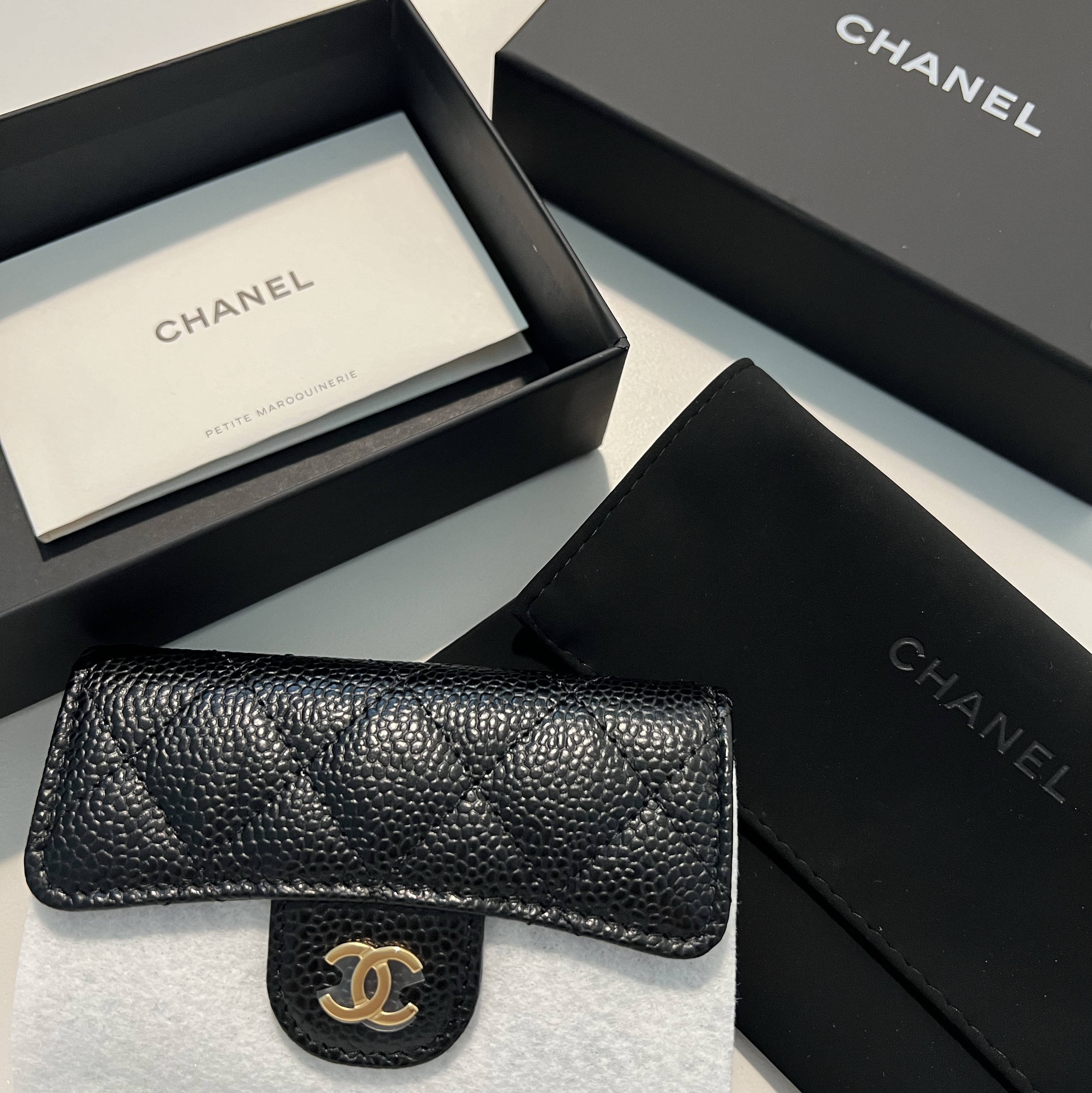 Chanel Classic Card Holder Grained Calfskin & Gold Black 착용 스타일