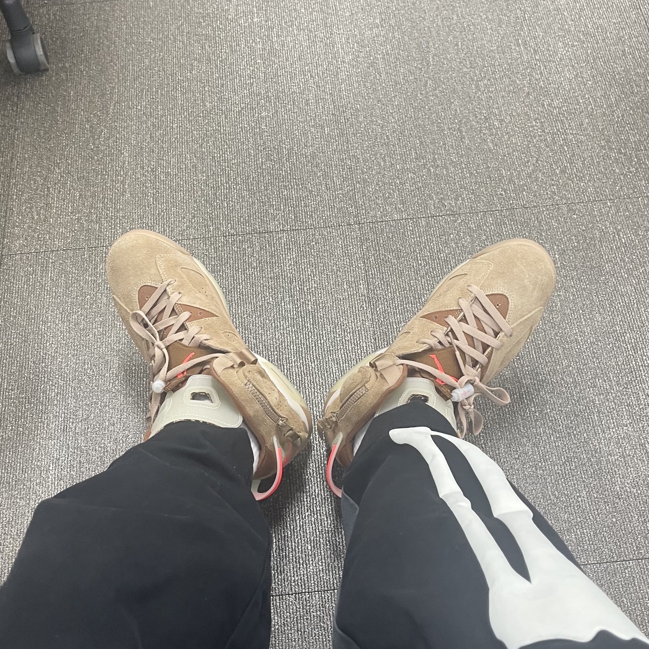Jordan 6 x Travis Scott Retro SP British Khaki 착용 스타일