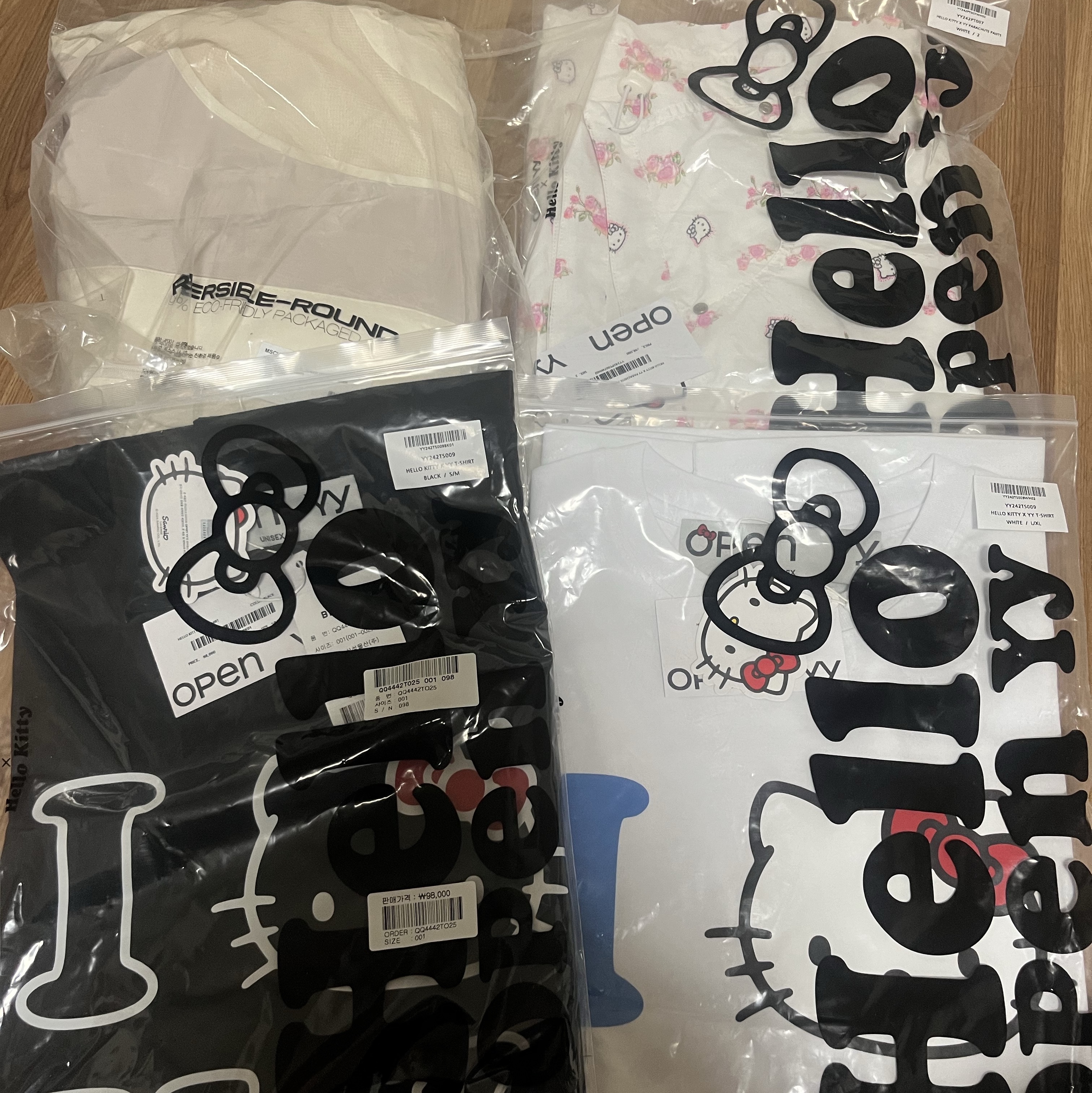 Mischief FW Color Blocked Windbreaker Ivory, Open Yy x Hello Kitty Parachute Pants White 착용 스타일