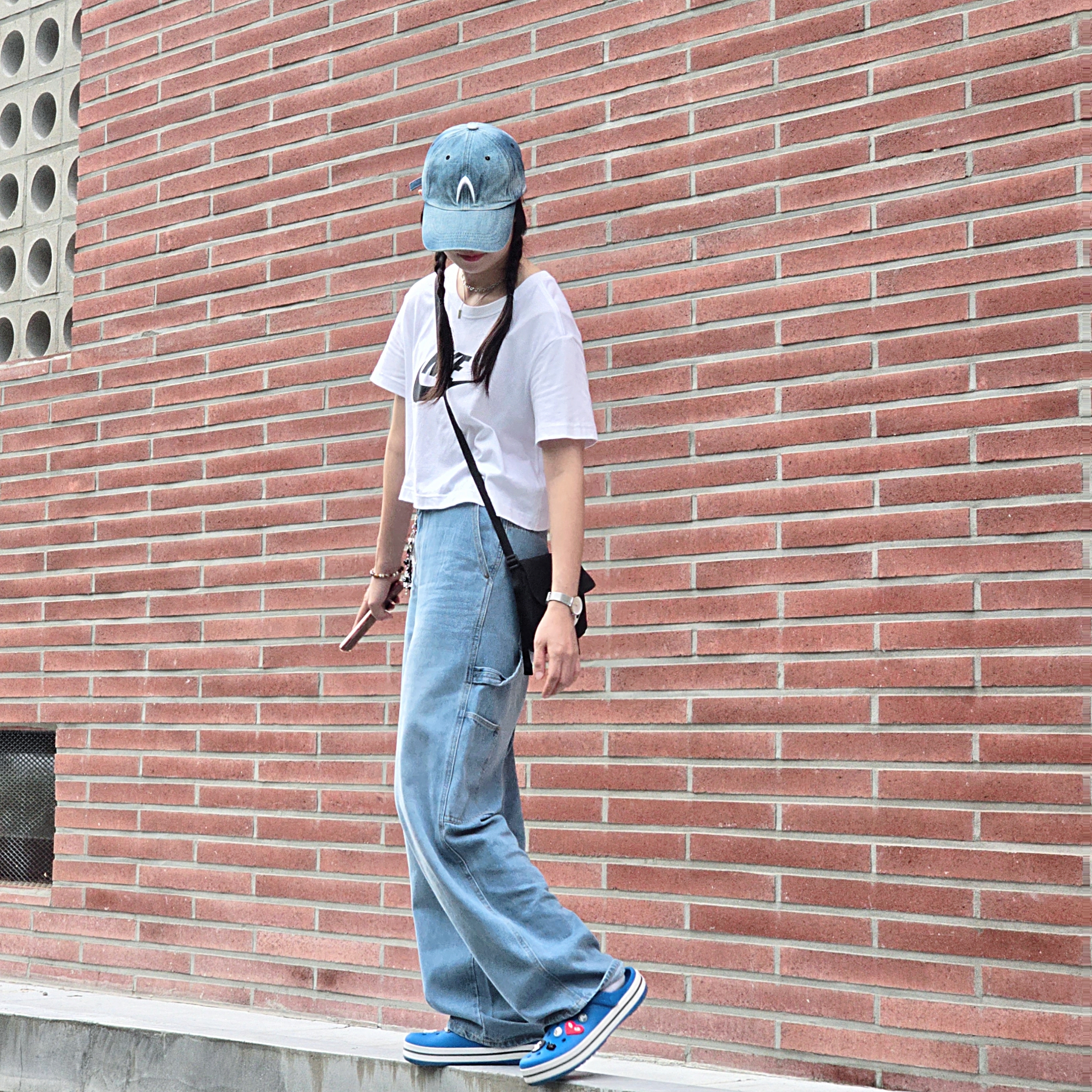 (W) Nike NSW Essential Crop Short Sleeve T-Shirt White - Asia, Nike NSW Futura 365 Crossbody Bag 3L Black 착용 스타일 - 2