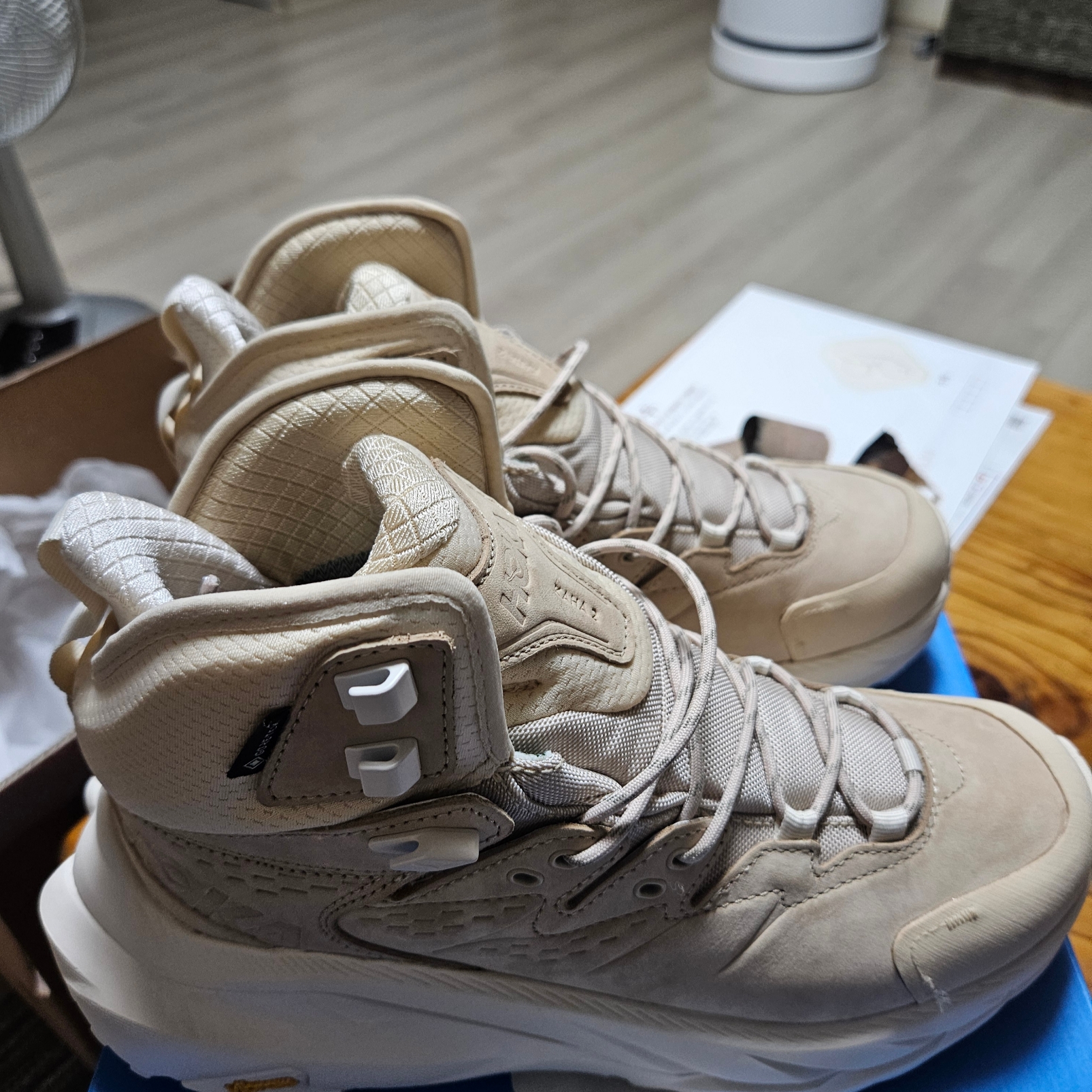 Hoka Kaha 2 Gore-Tex Shifting Sand Eggnog 착용 스타일 - 4