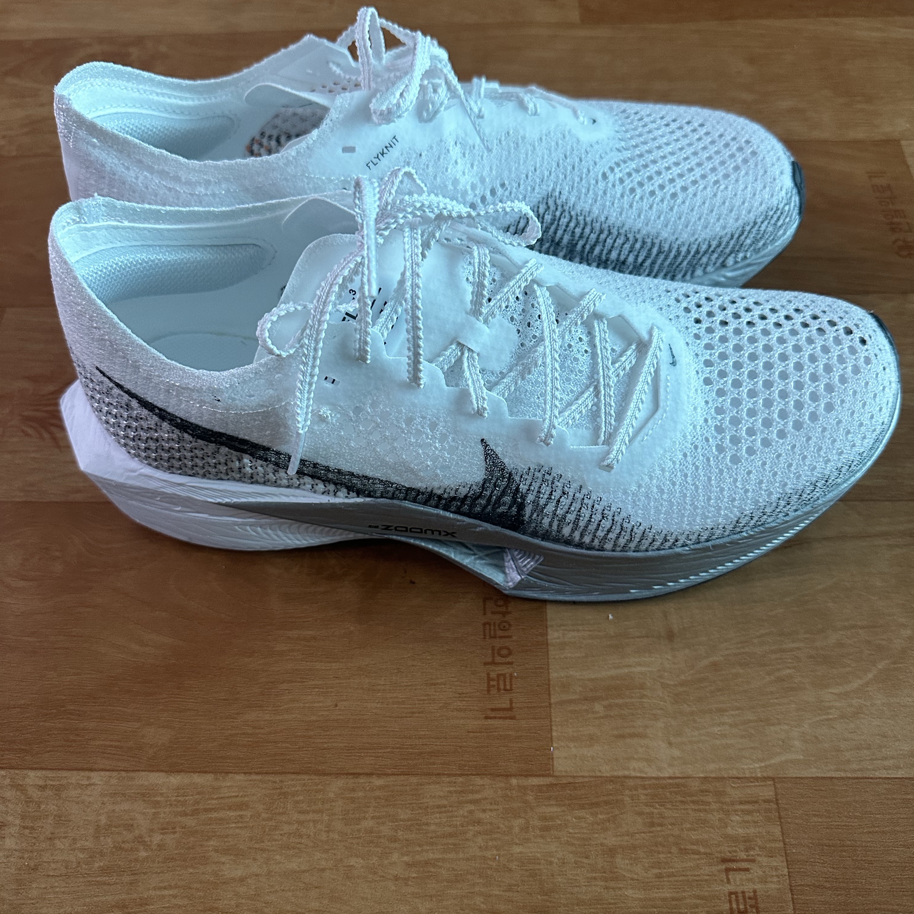 Nike ZoomX Vaporfly Next% 3 White Grey 착용 스타일 - 3