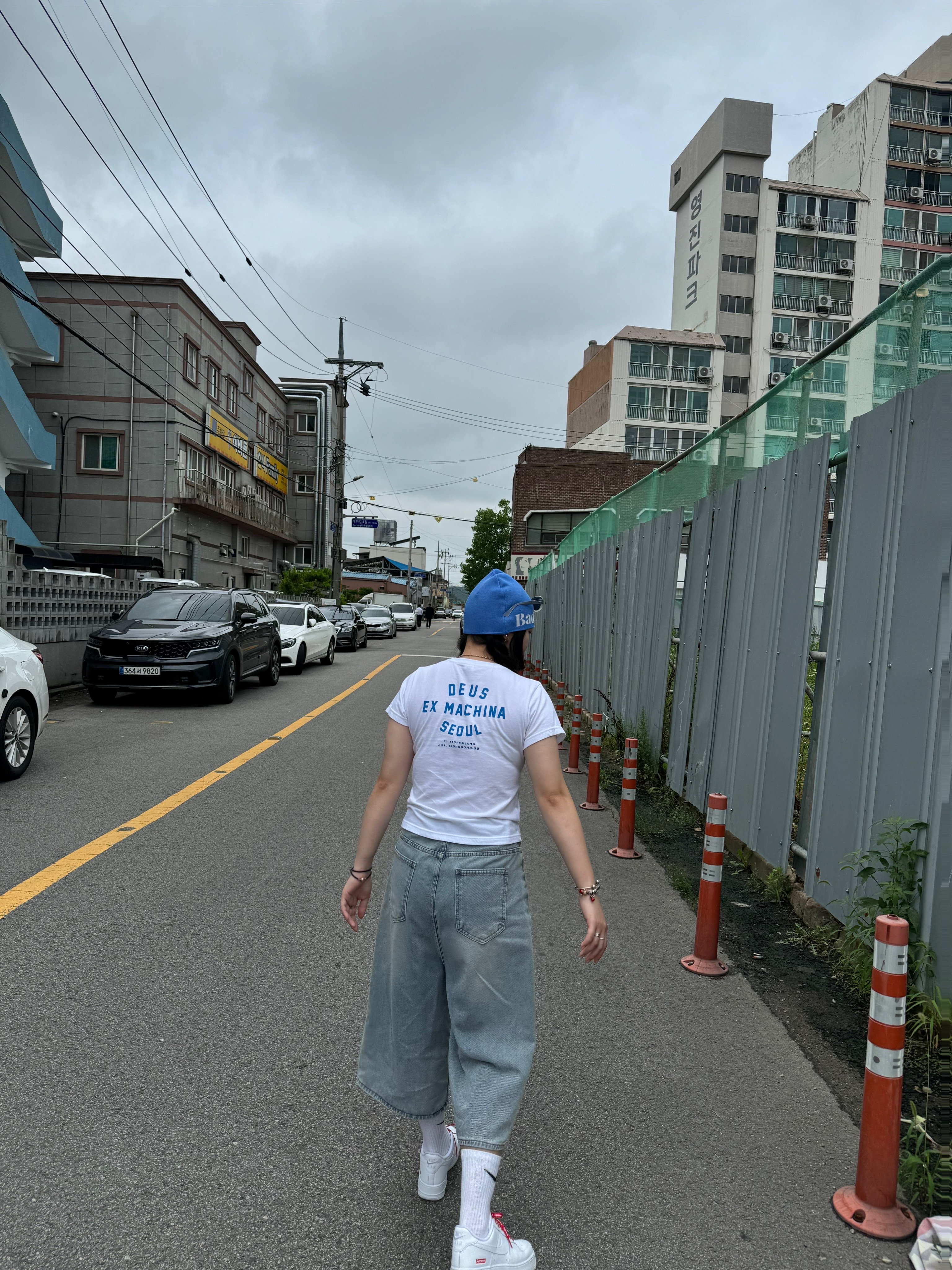 (Kids) Deus Ex Machina College Seongsu T-Shirt White Midnight Blue, Nike x Supreme Air Force 1 Low White 착용 스타일 - 2