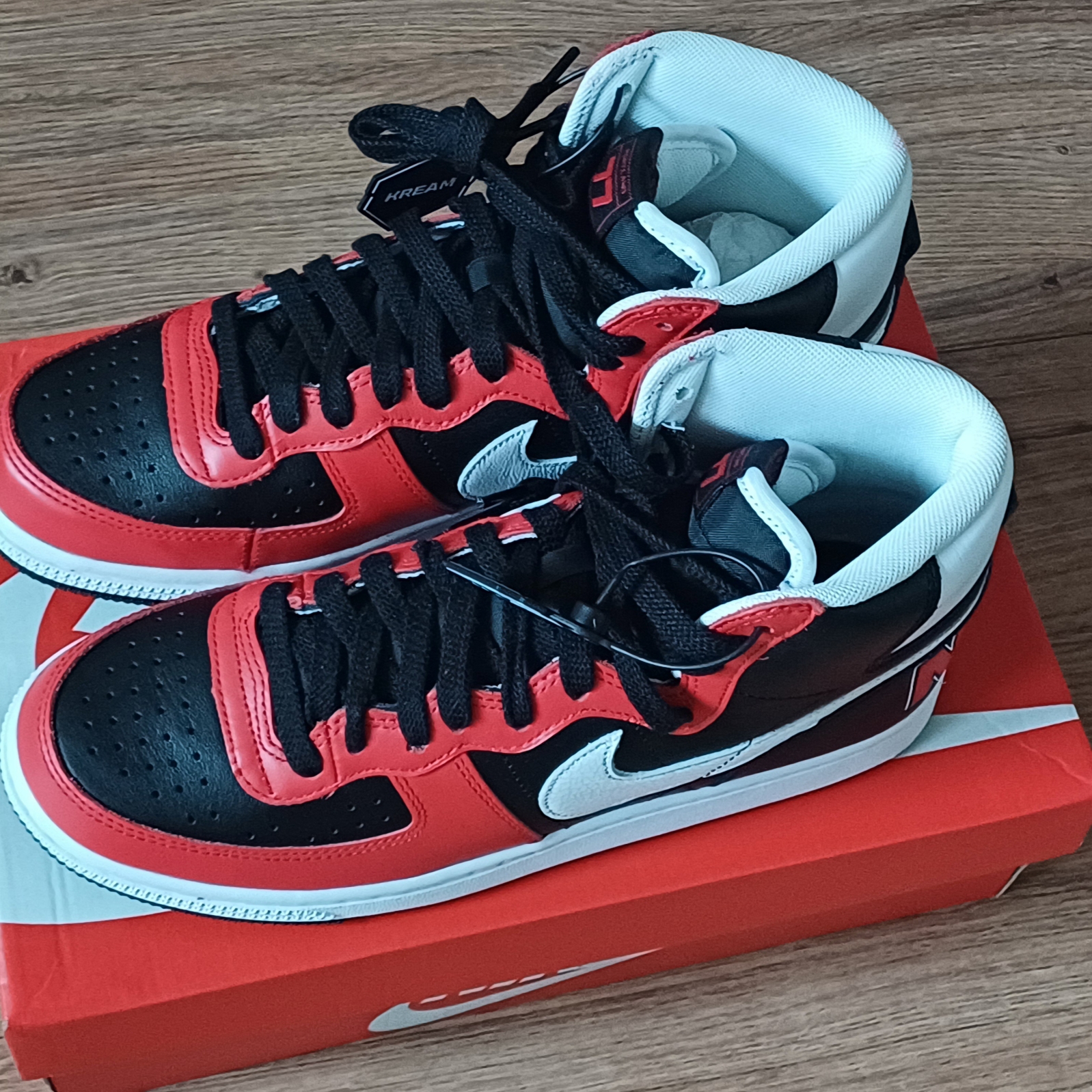 Nike Terminator High Black and University Red 착용 스타일 - 2