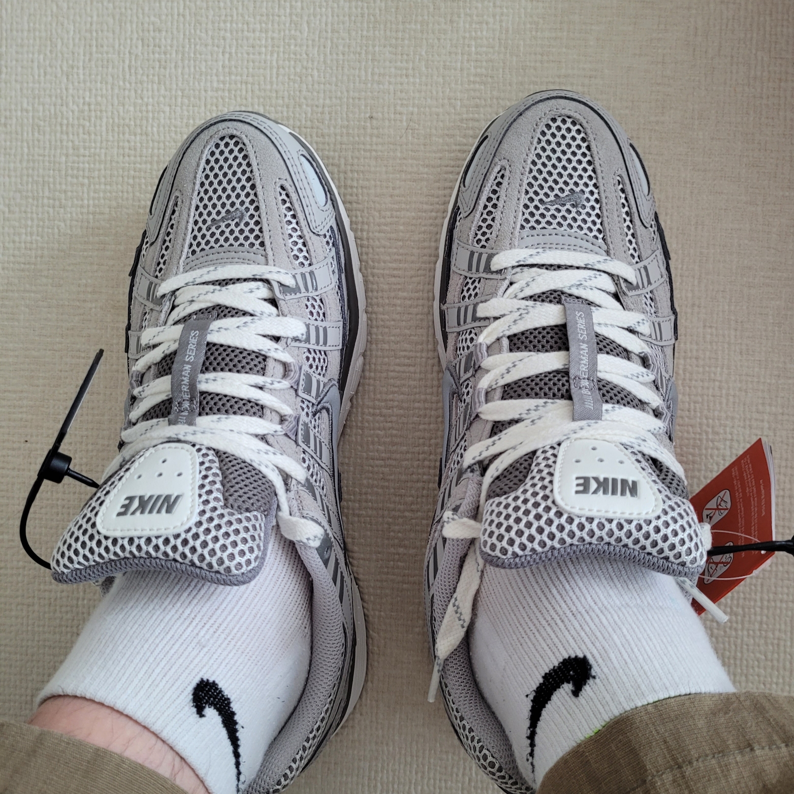 Nike P-6000 PRM Light Iron Ore 착용 스타일 - 4