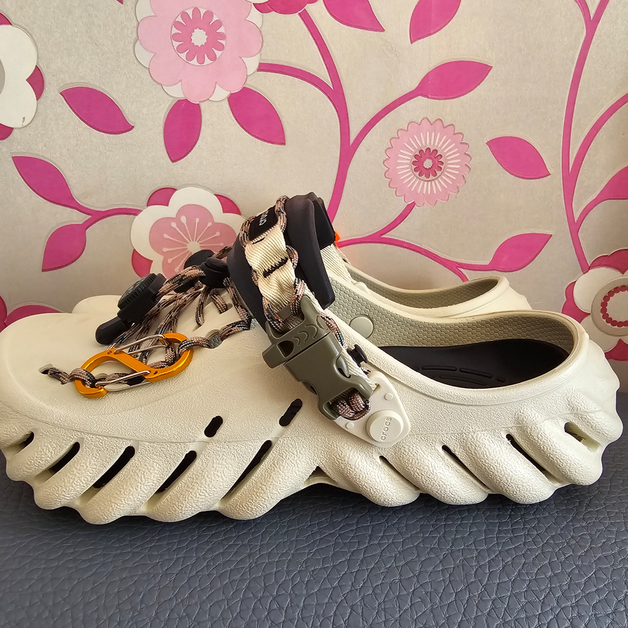 Crocs Echo Clog Bone Black 착용 스타일 - 3