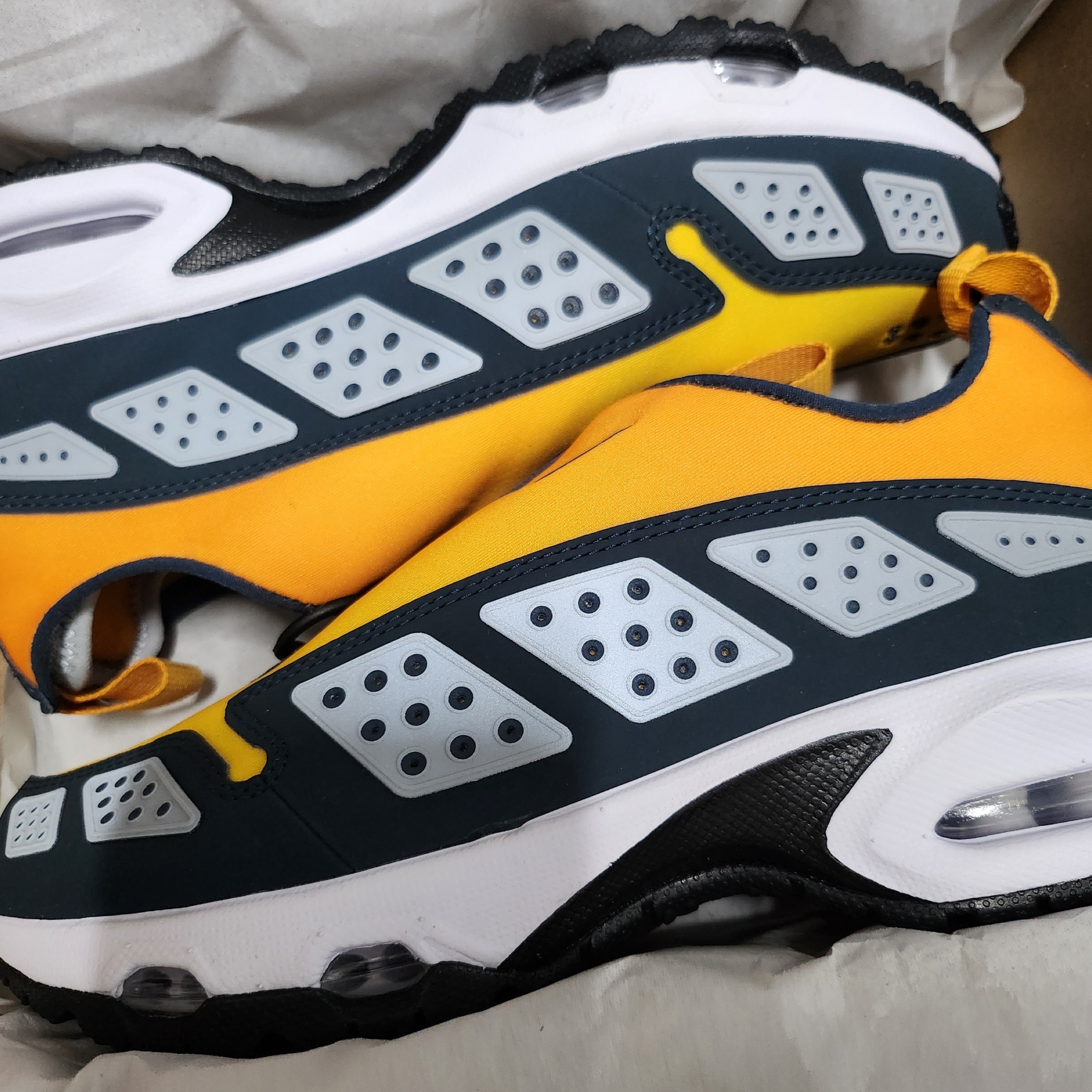 (W) Nike Air Max SNDR Canyon Gold and Deep Ocean 착용 스타일