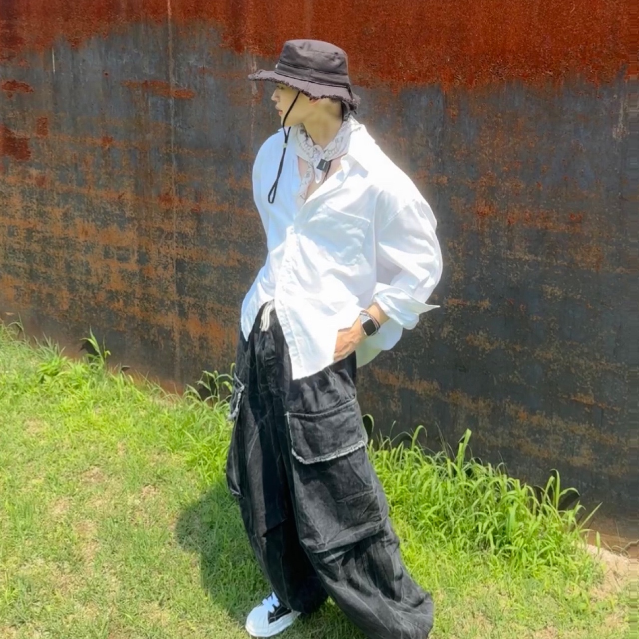 Jacquemus Le Bob Artichaut Bucket Hat Black, Maison Mihara Yasuhiro Blakey OG Sole Canvas Low-top Sneakers Black White 착용 스타일 - 2