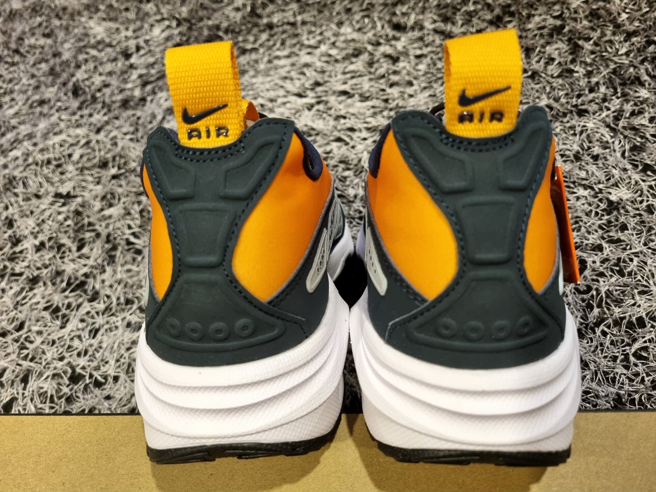 (W) Nike Air Max SNDR Canyon Gold and Deep Ocean 착용 스타일 - 6