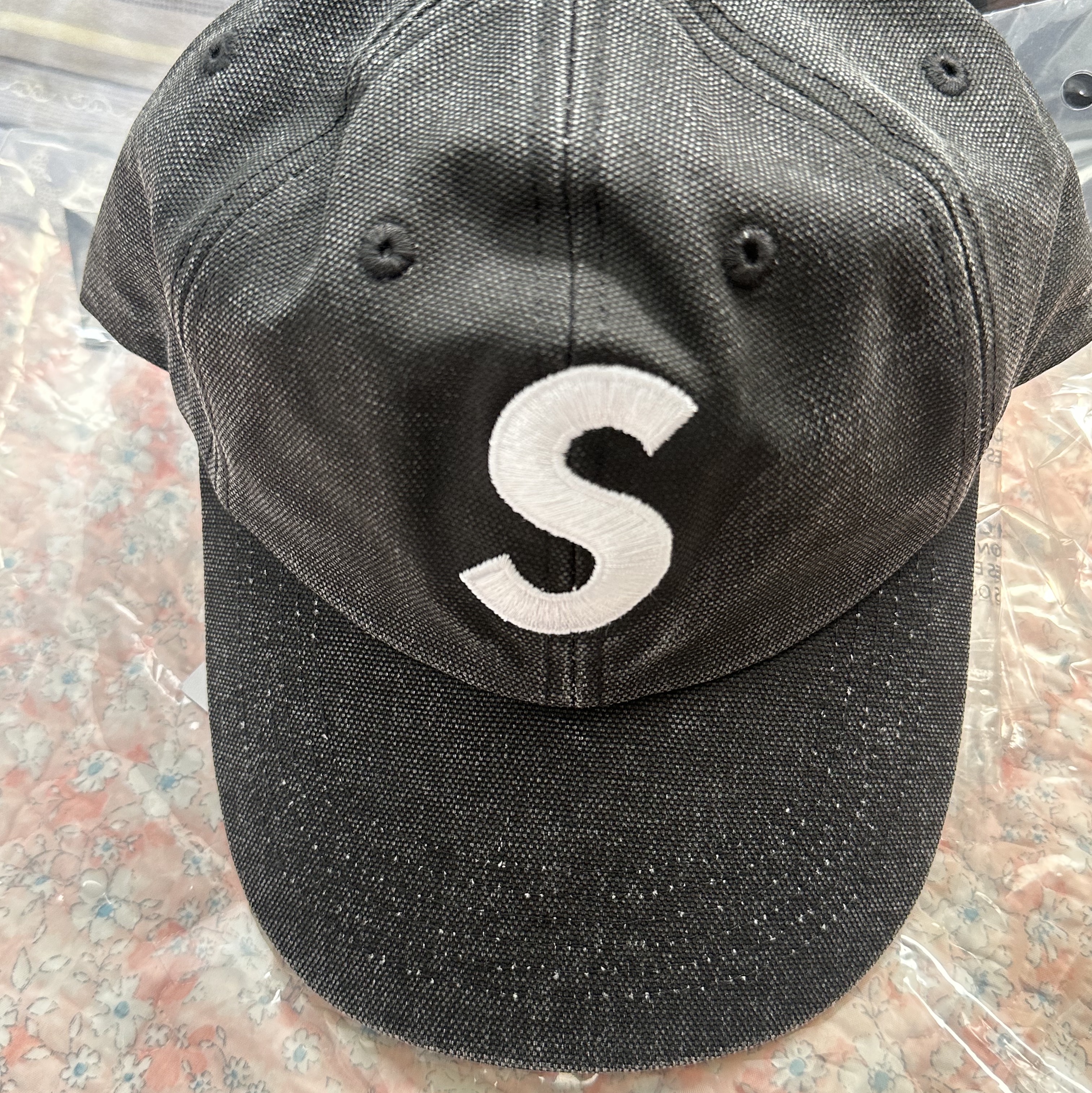 Supreme Pigment Canvas S Logo 6-Panel Black - 23SS 착용 스타일
