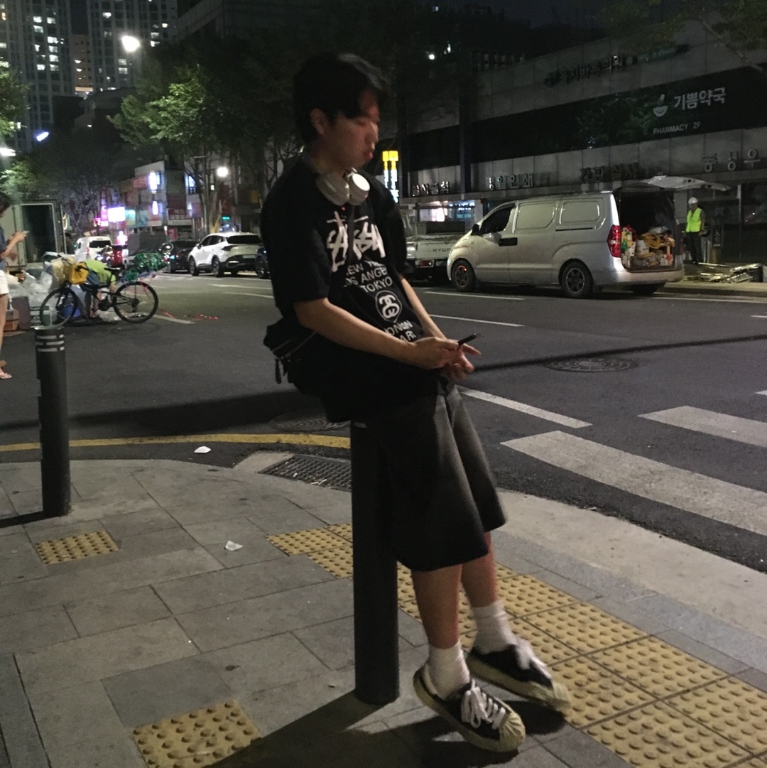 Maison Mihara Yasuhiro Blakey VL OG Sole Canvas Low-top Sneakers Black, Stussy World Tour T-Shirt Black 착용 스타일