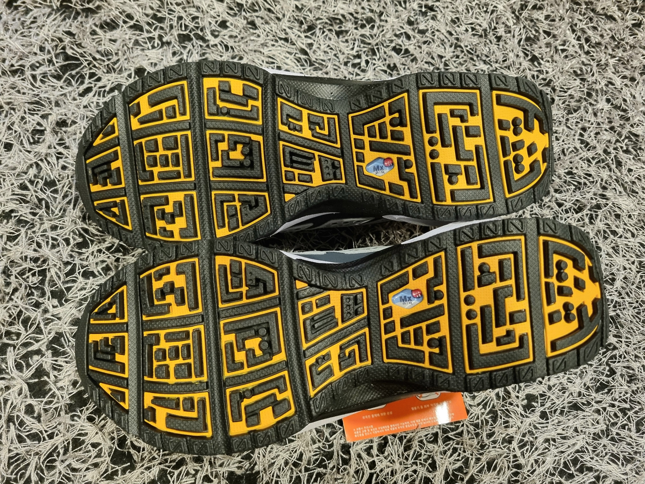 (W) Nike Air Max SNDR Canyon Gold and Deep Ocean 착용 스타일 - 5