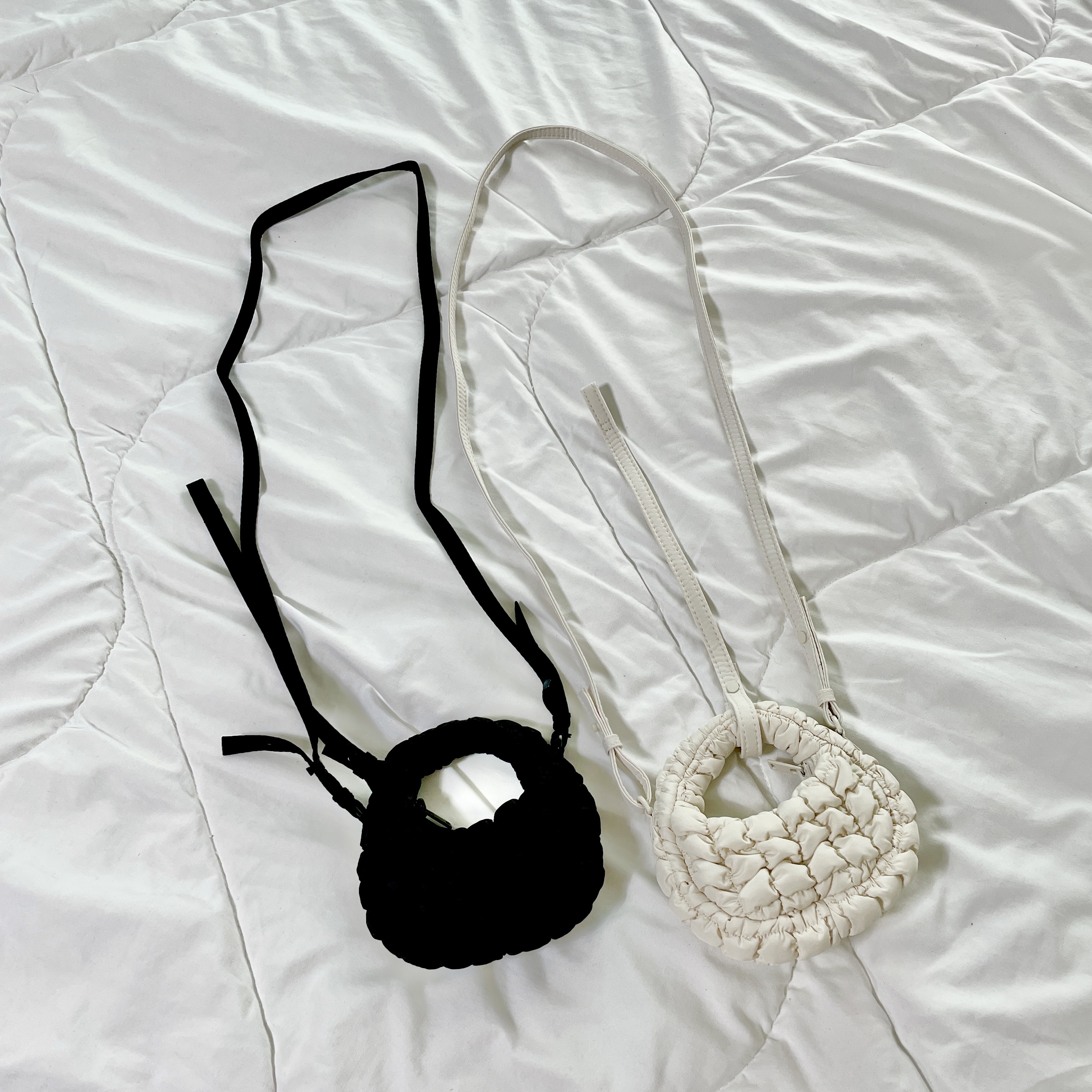 COS Quilted Nano Crossbody Bag Black, COS Quilted Nano Crossbody Bag Beige 착용 스타일 - 1