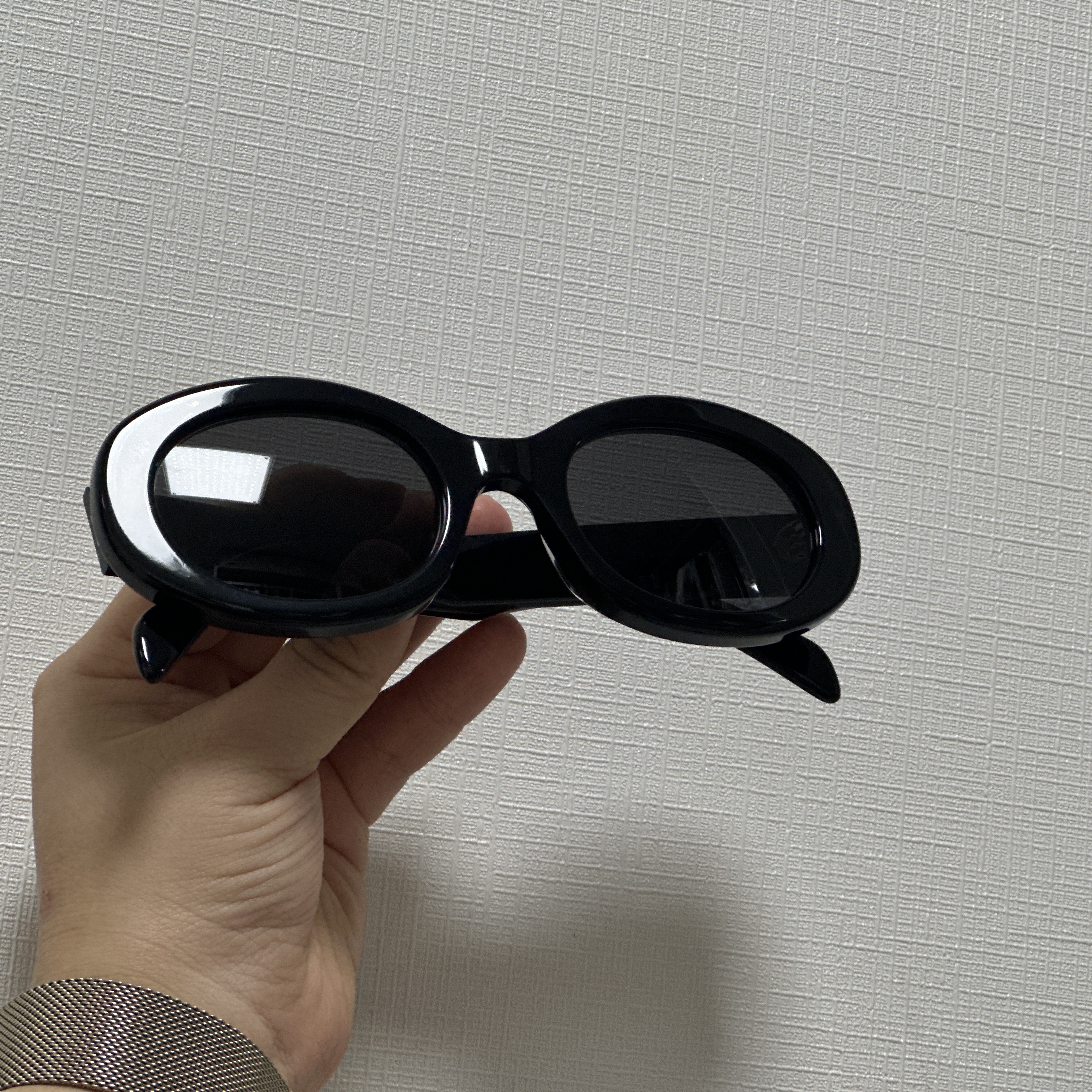 (W) Celine Triomphe 01 Sunglasses in Acetate Black 착용 스타일 - 2