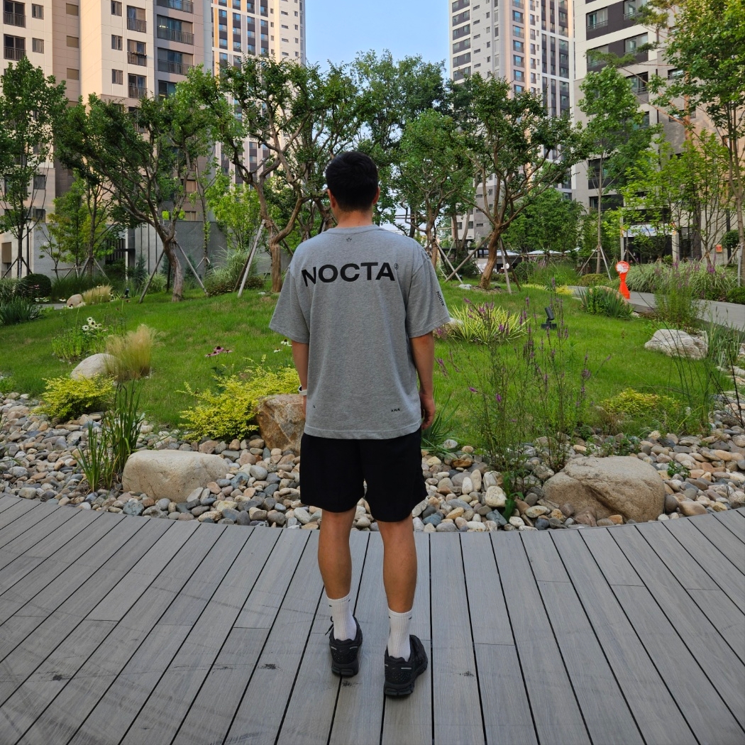 Nike x Drake Nocta Max 90 T-Shirt Dark Heather Grey (FN7663-063), Nike NRG ACG Trail Shorts Black Dark Smoke Grey - Asia 착용 스타일