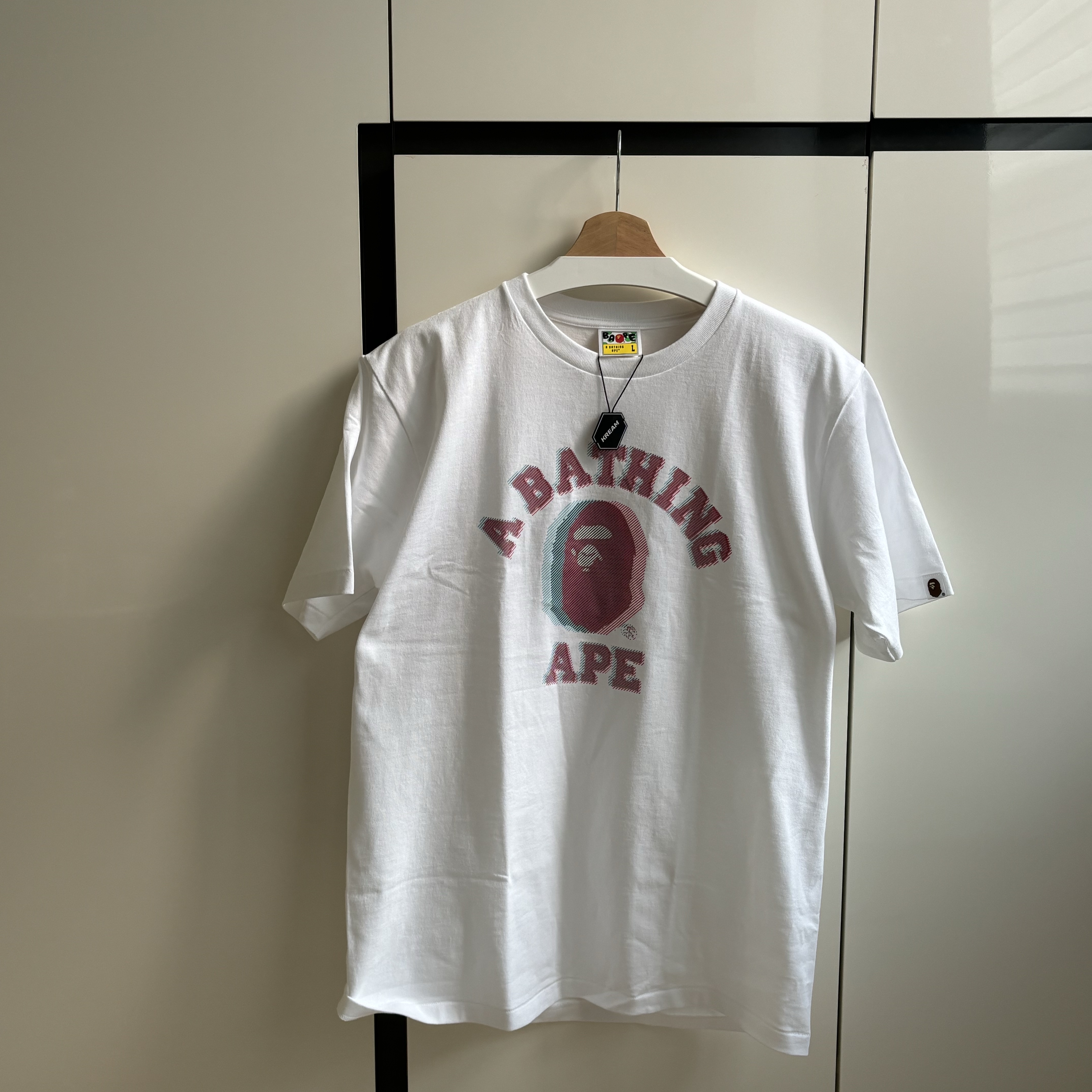 BAPE Glitch Art College T-Shirt White 착용 스타일 - 1