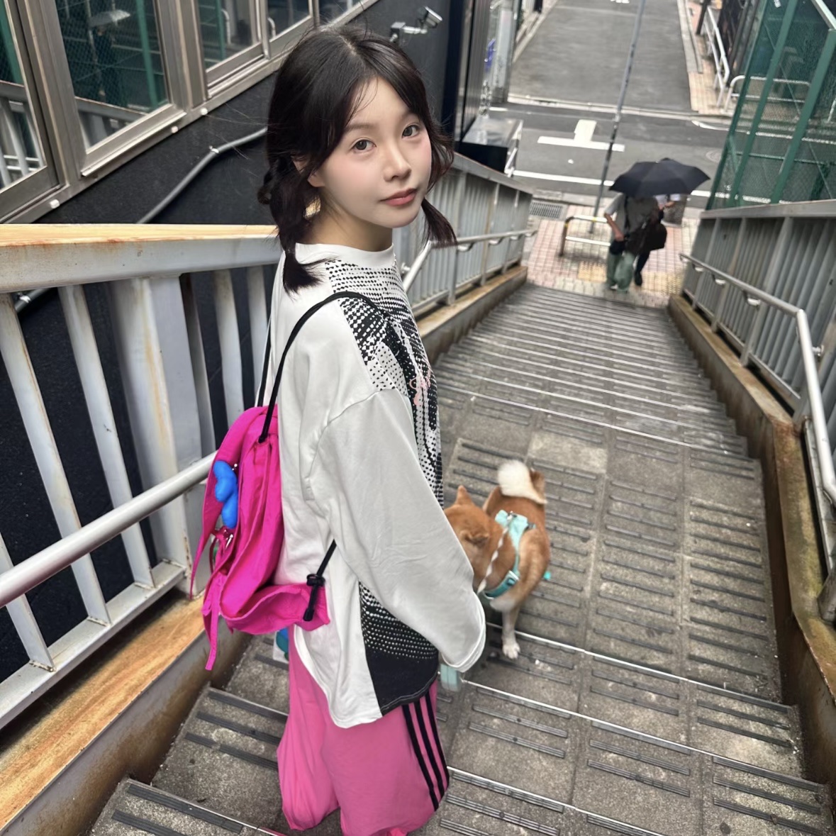 NewJeans x Coller Rabbit String Bag Fuchsia Pink 착용 스타일