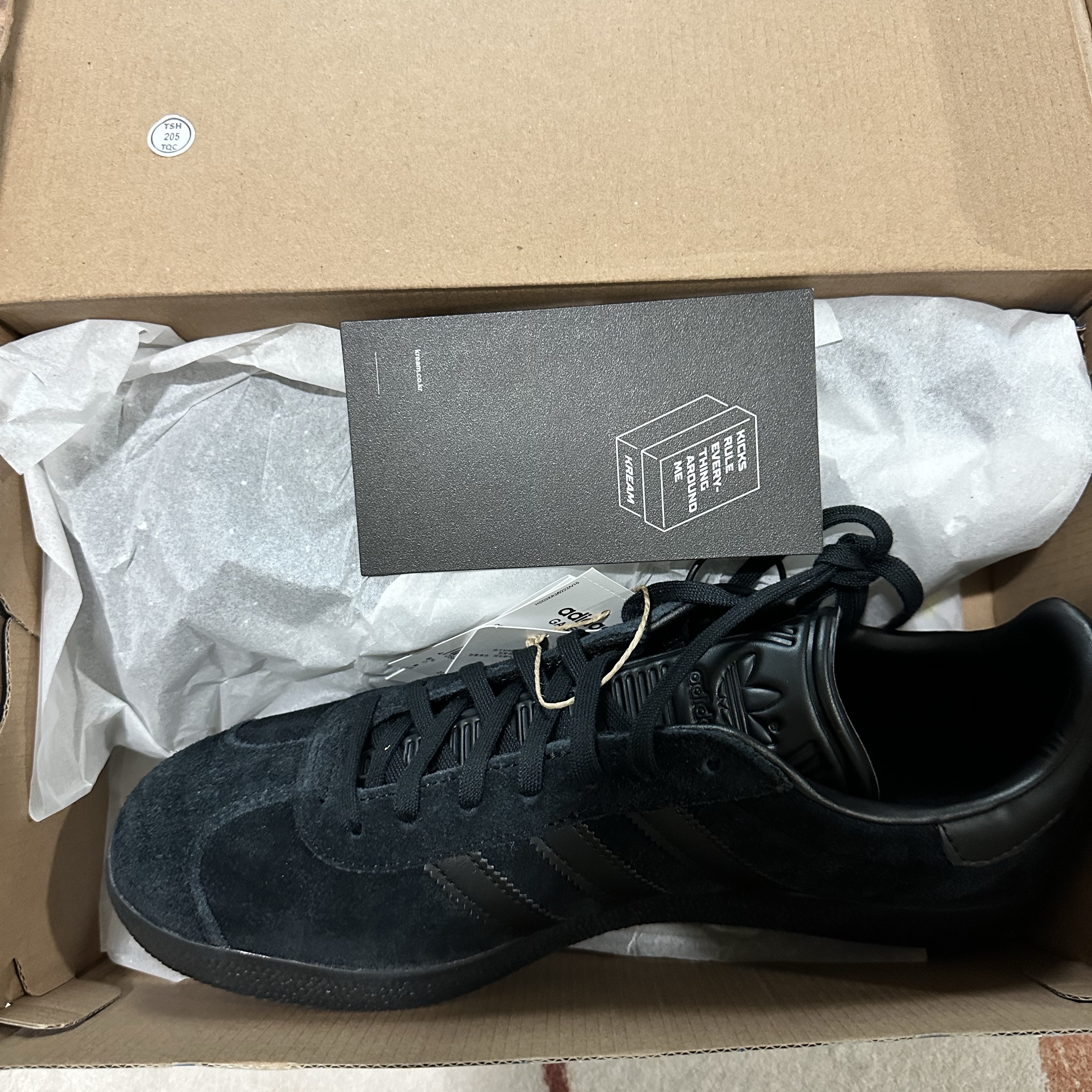 Adidas Gazelle Triple Black 착용 스타일
