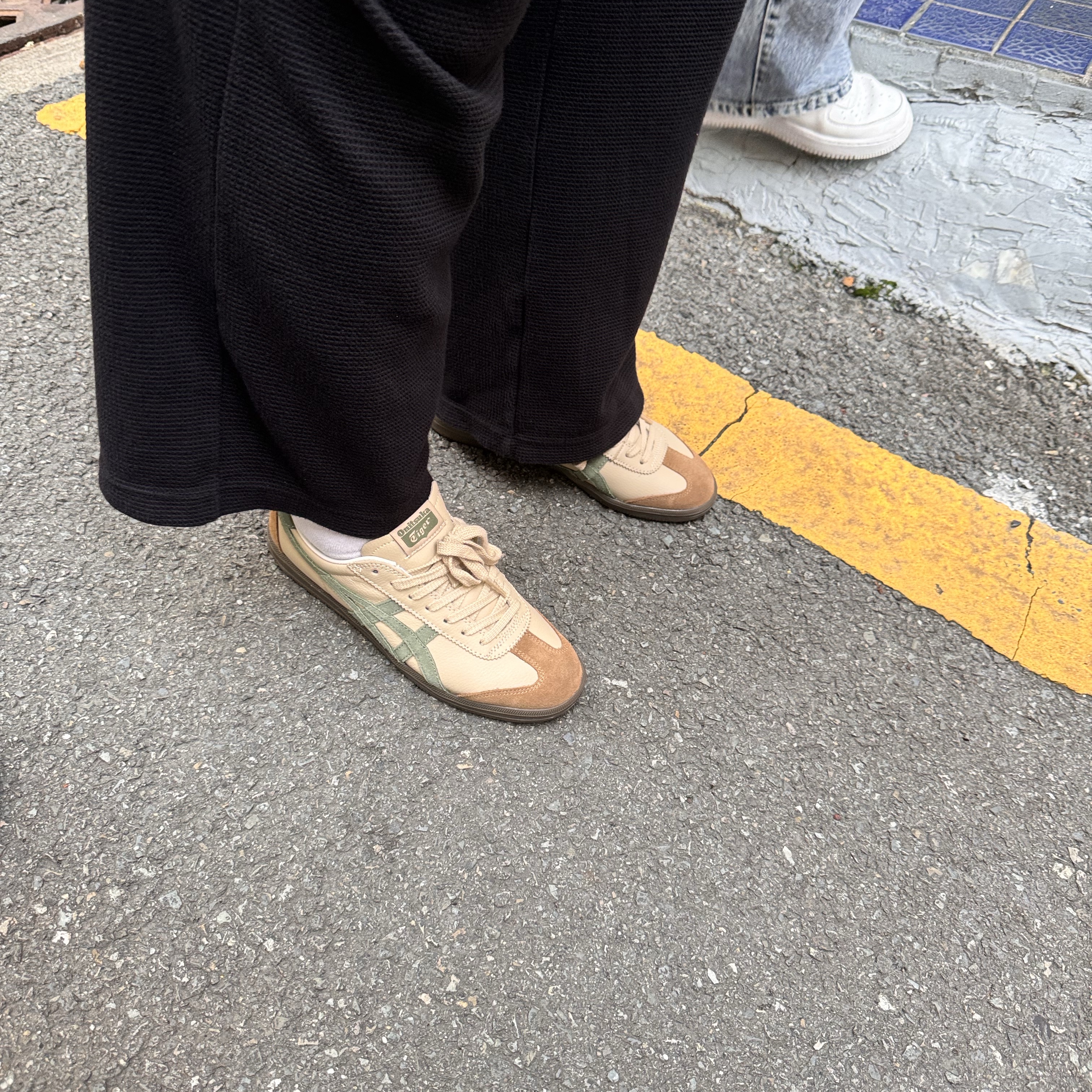Onitsuka Tiger Tokuten Beige Green 착용 스타일