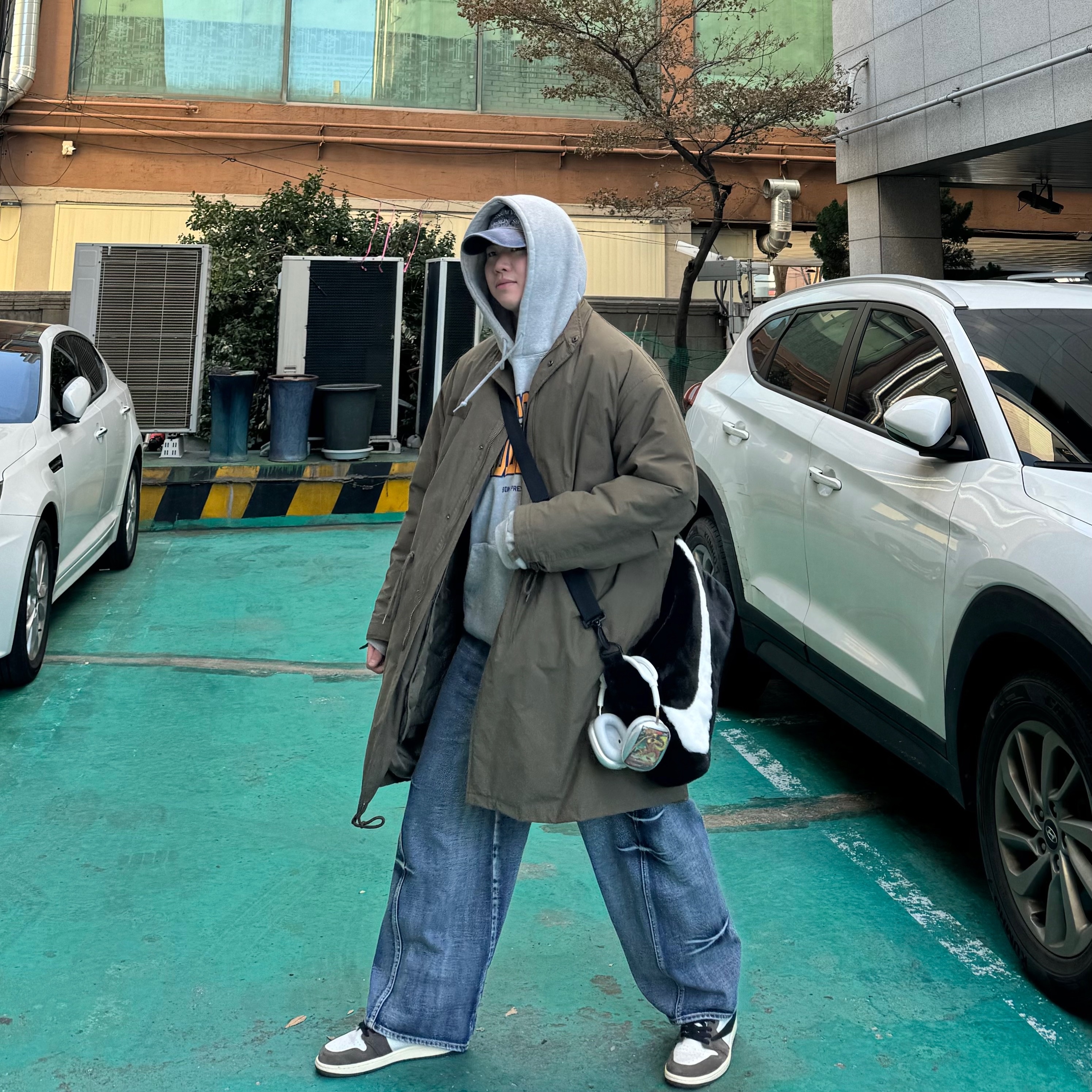 Jordan 1 x Travis Scott Retro High OG SP Mocha 착용 스타일 - 1