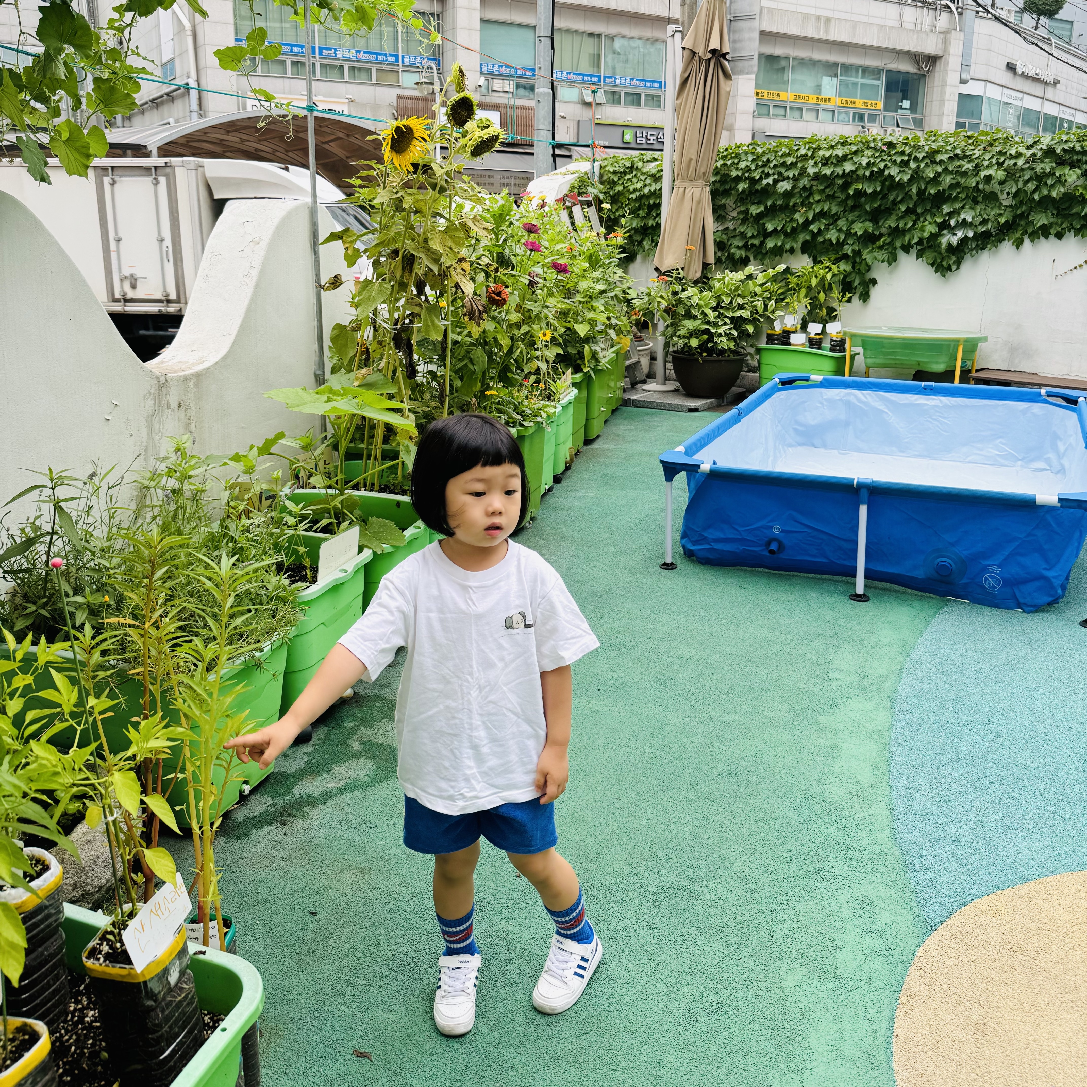 (Kids) Uniqlo UT x Kaws Short Sleeve Graphic T-Shirt White, Adidas Forum Low White Royal Blue 착용 스타일 - 1