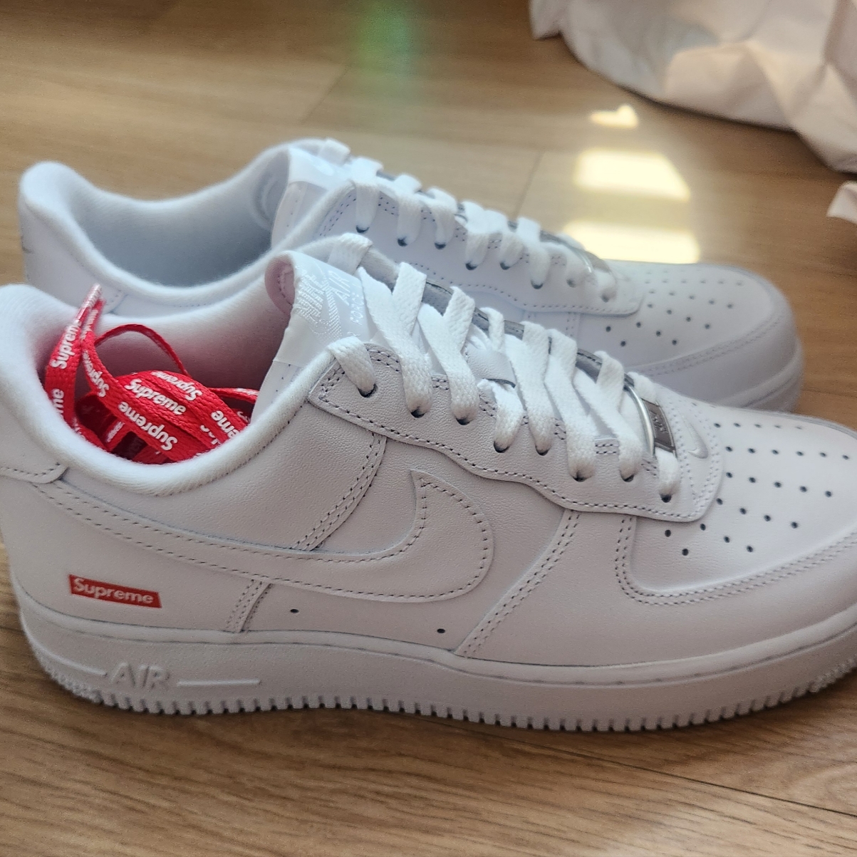 Nike x Supreme Air Force 1 Low White 착용 스타일 - 2