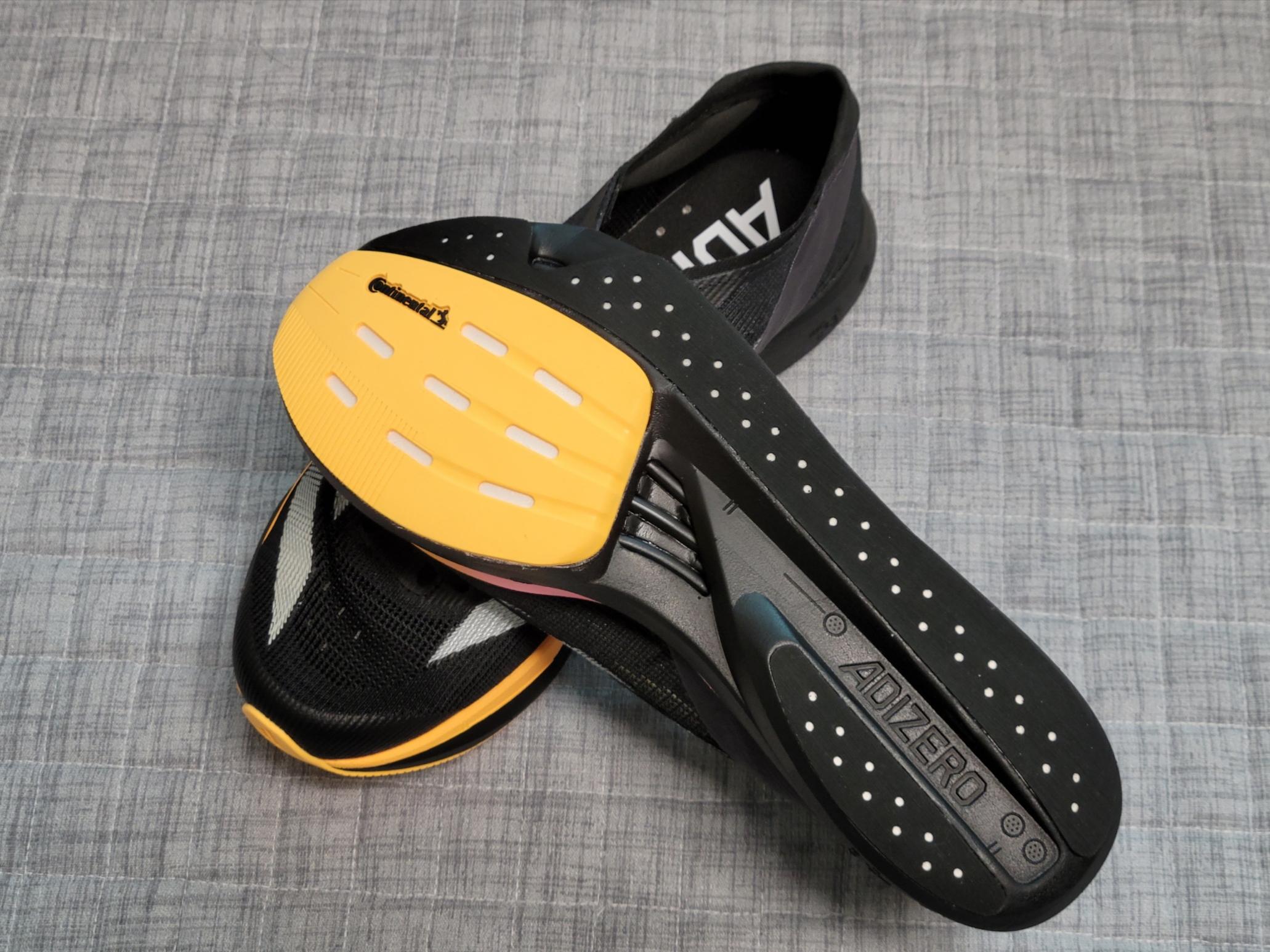 Adidas Adizero Takumi Sen 10 Core Black Zero Metalic Spark 착용 스타일 - 4