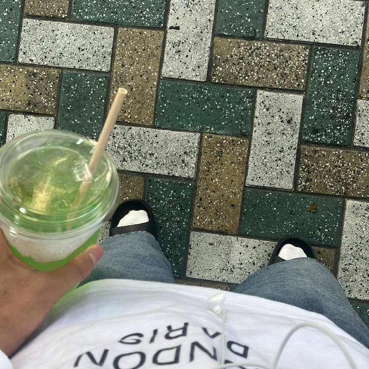 Stussy World Tour LS T-Shirt White, Nike Calm Slide Black 착용 스타일