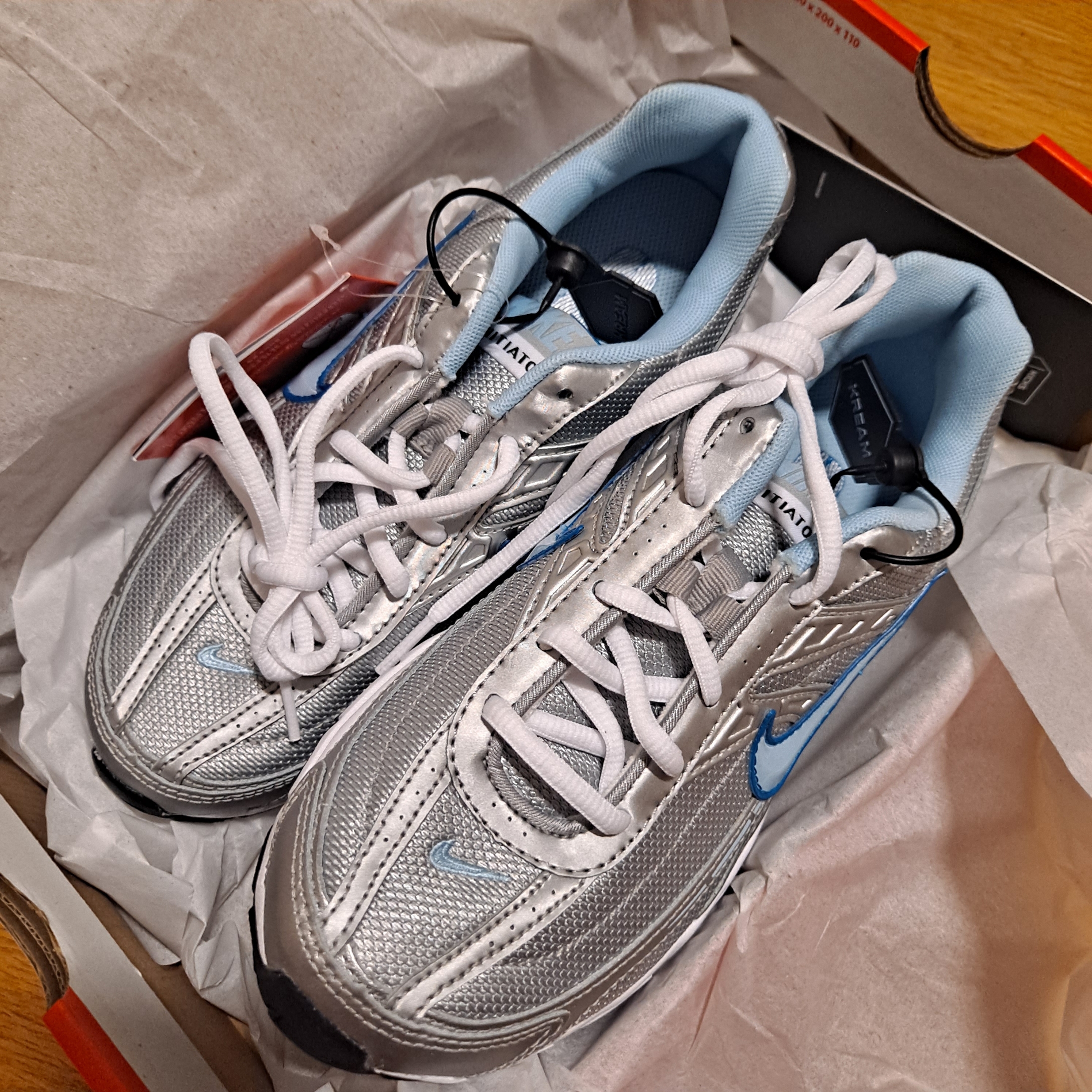 (W) Nike Initiator Metallic Silver Ice Blue 착용 스타일