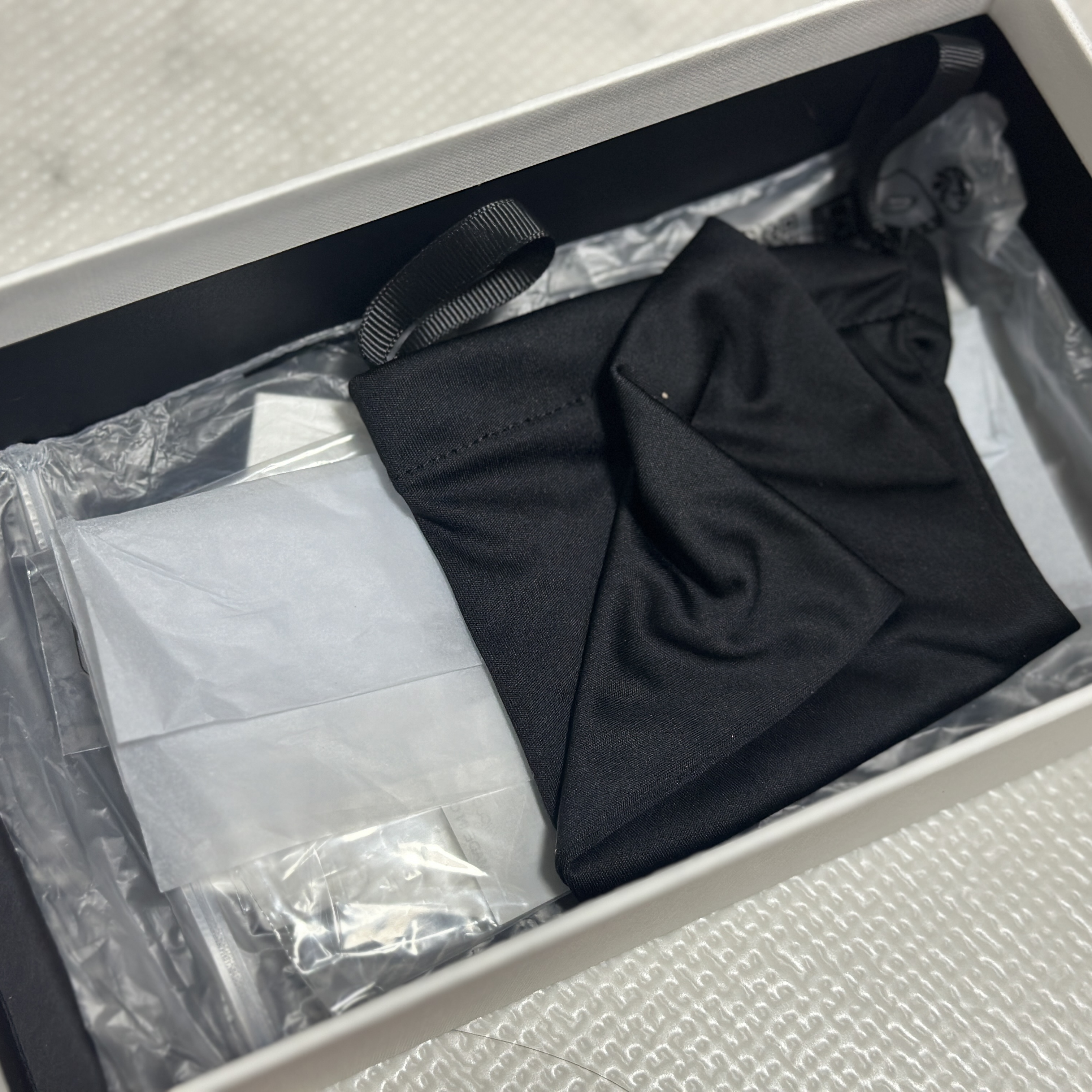 (W) Celine Triomphe 01 Sunglasses in Acetate Black 착용 스타일 - 1