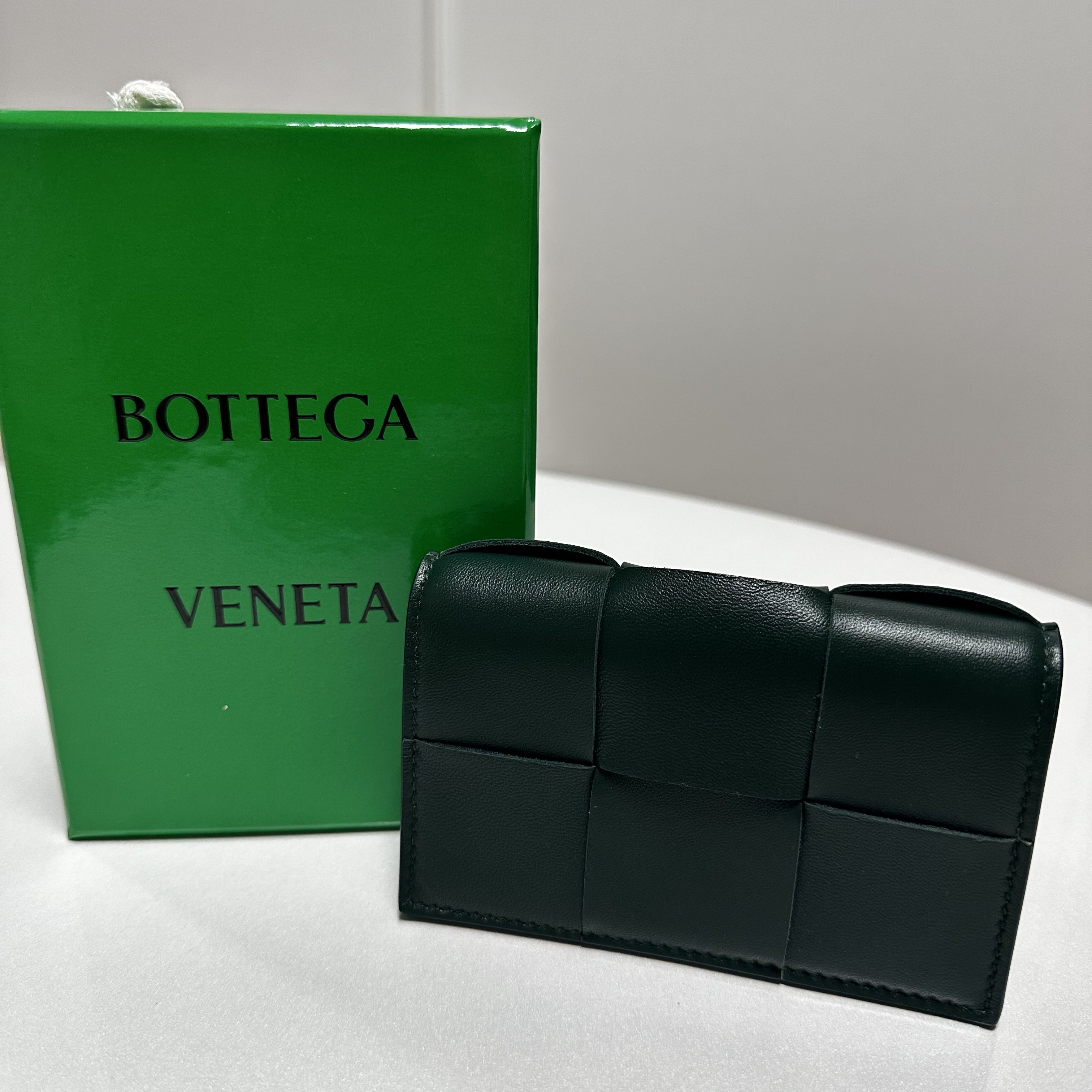 Bottega Veneta Cassette Business Card Case Emerald Green 착용 스타일 - 1