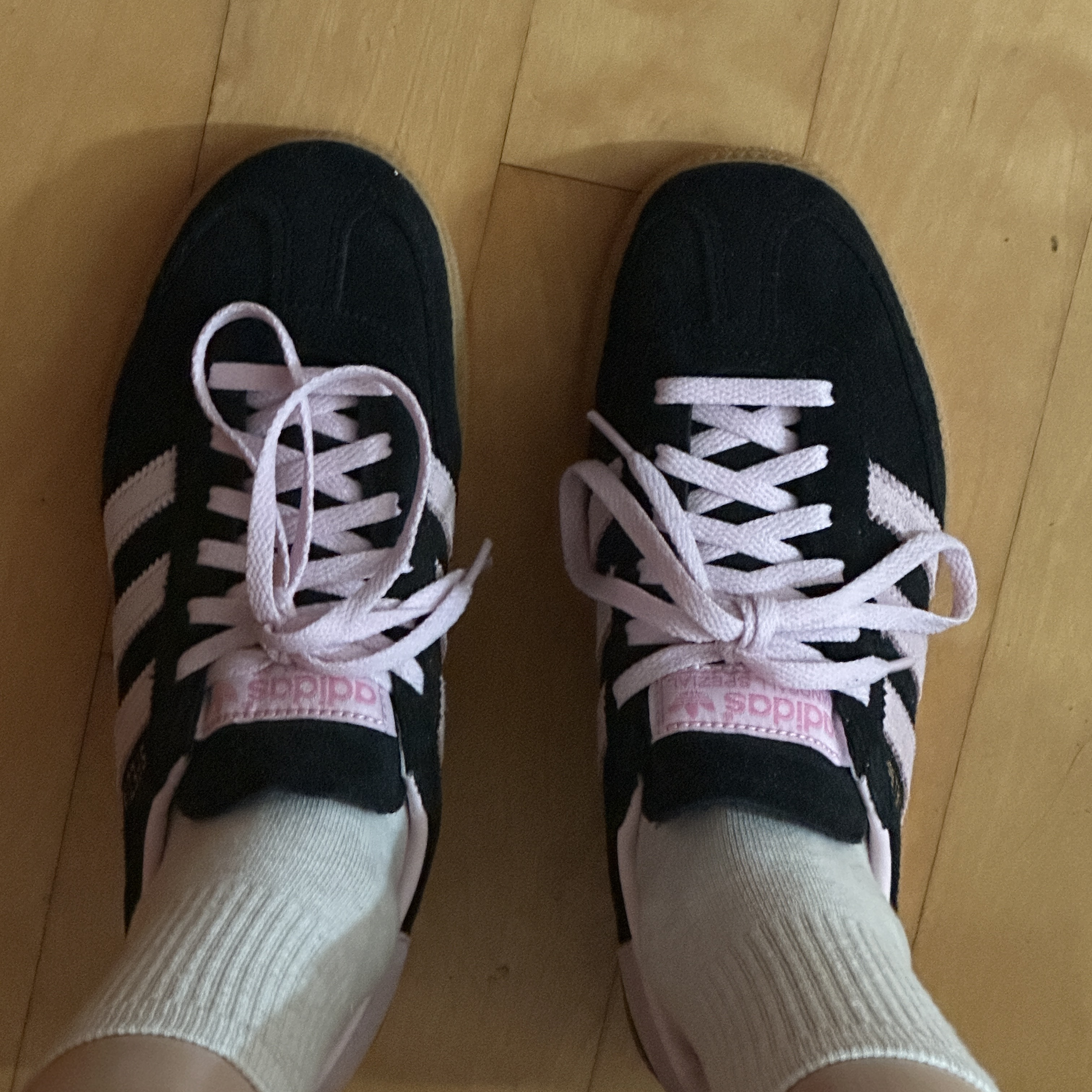 (W) Adidas Spezial Handball Core Black Clear Pink 착용 스타일 - 2