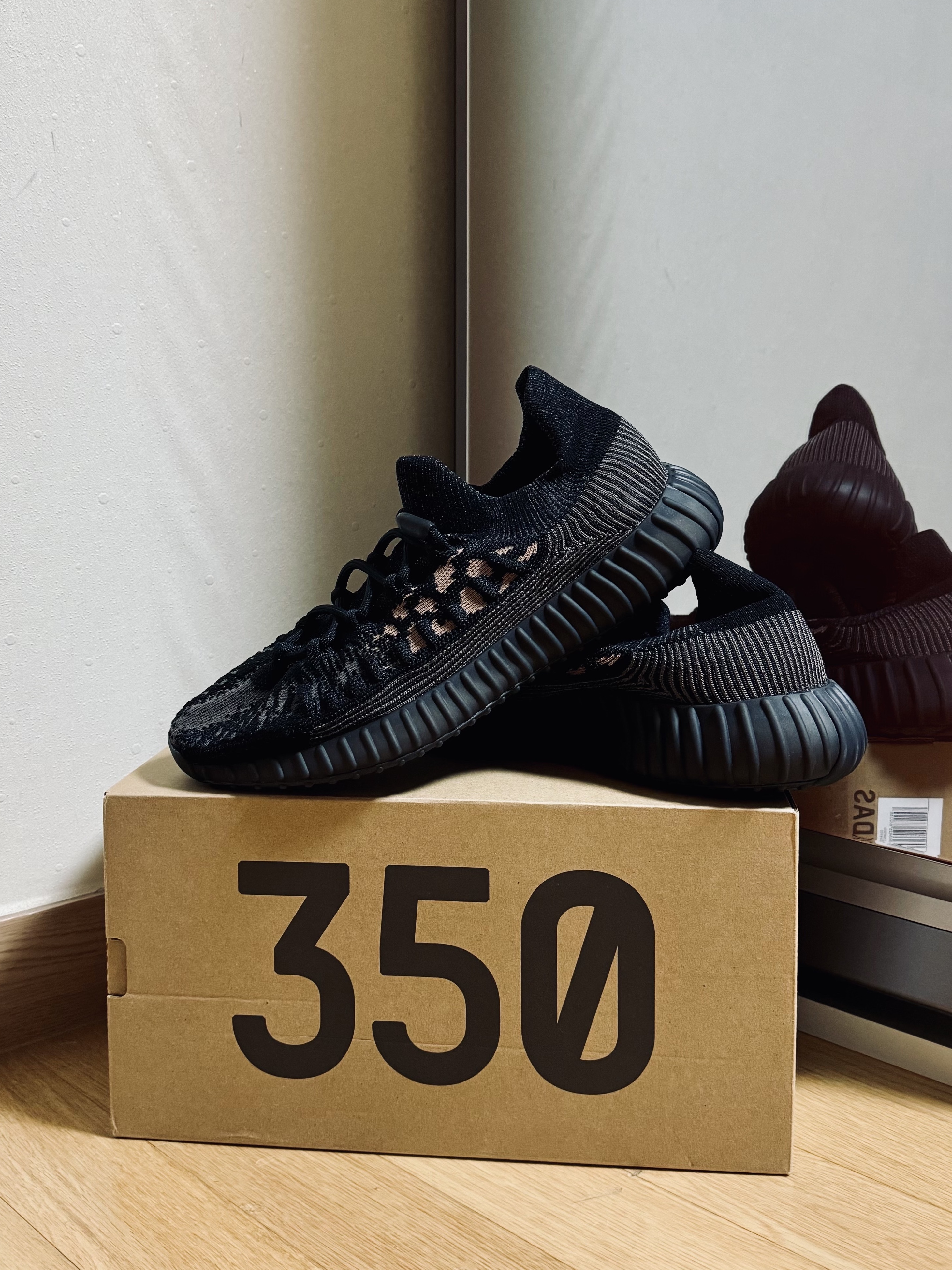 Adidas Yeezy 350 V2 CMPCT Slate Carbon 착용 스타일