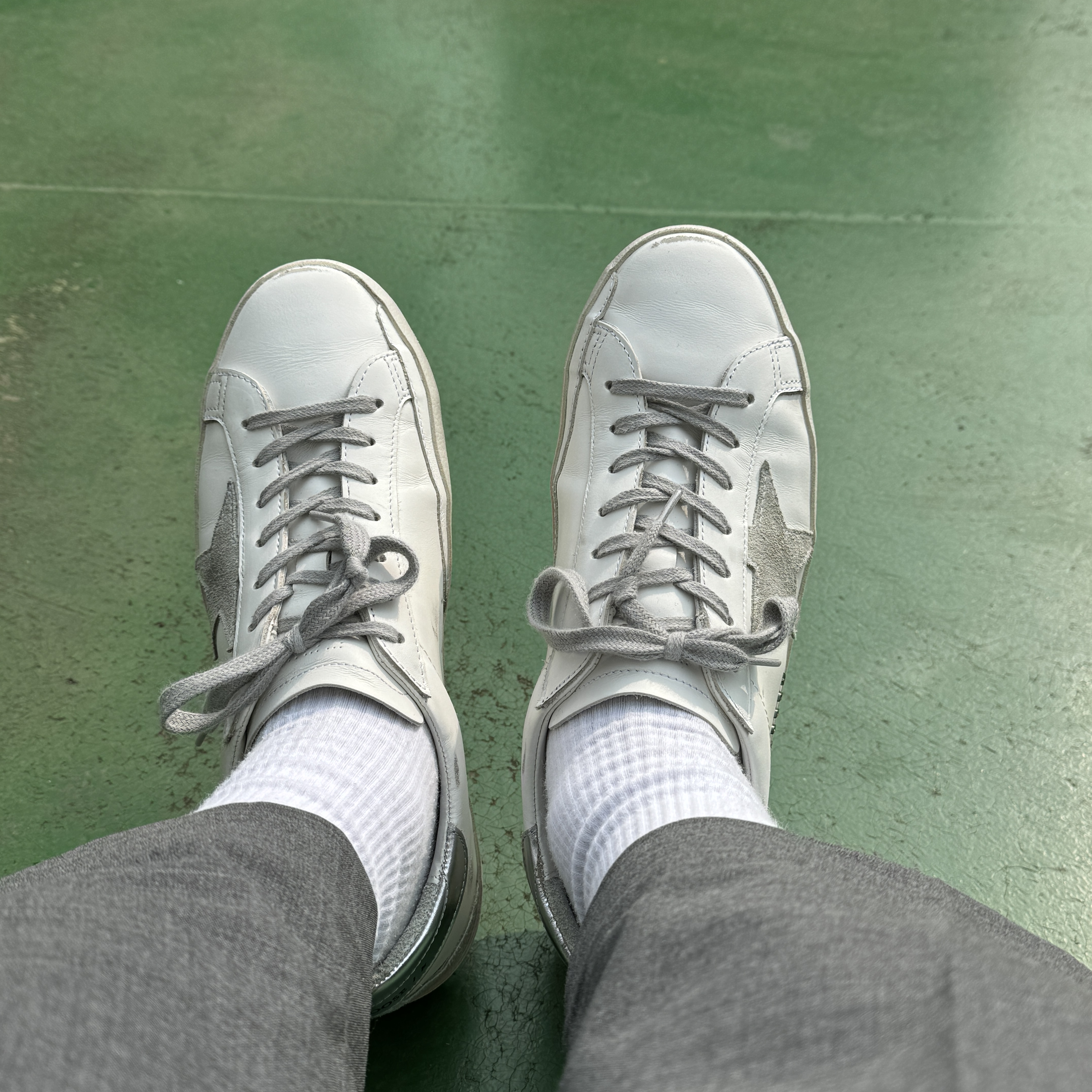 Golden Goose Superstar White Silver Heel Tab Sneakers 착용 스타일