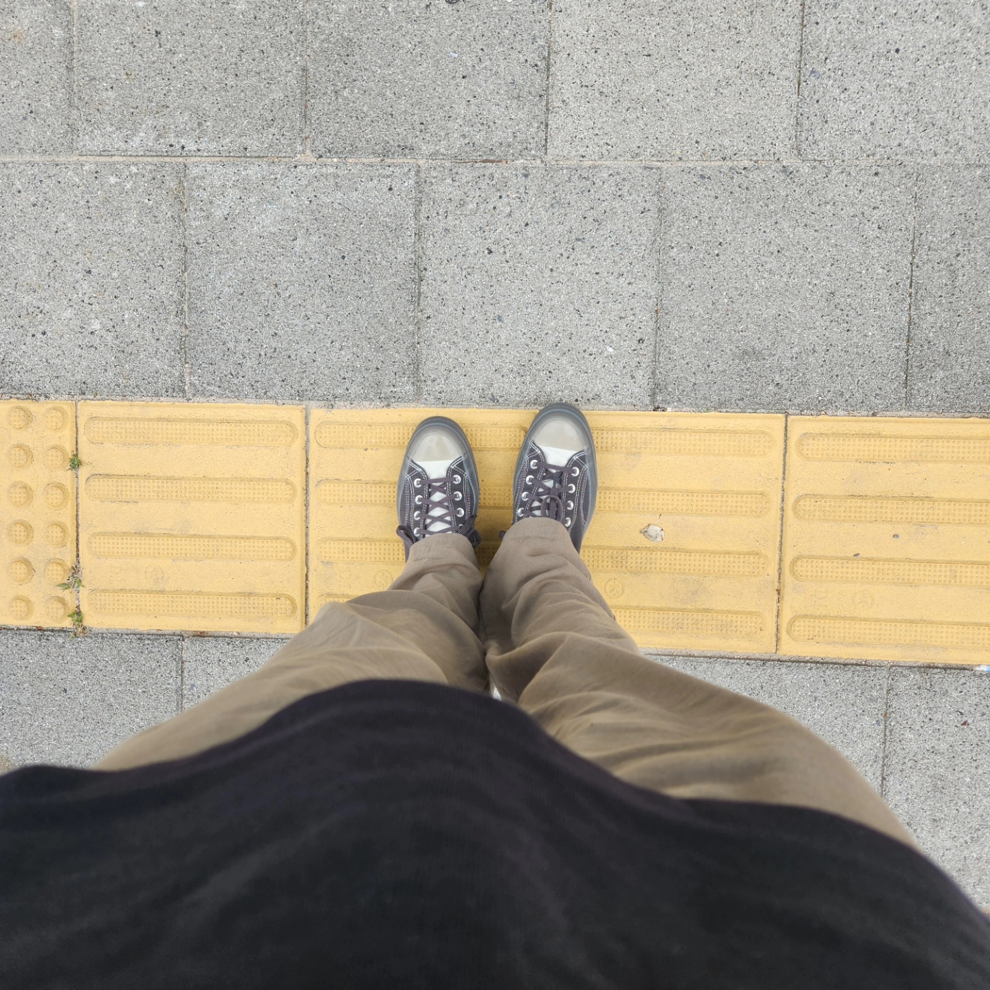 Converse x A-Cold-Wall Chuck 70 Hi Pavement 착용 스타일 - 2