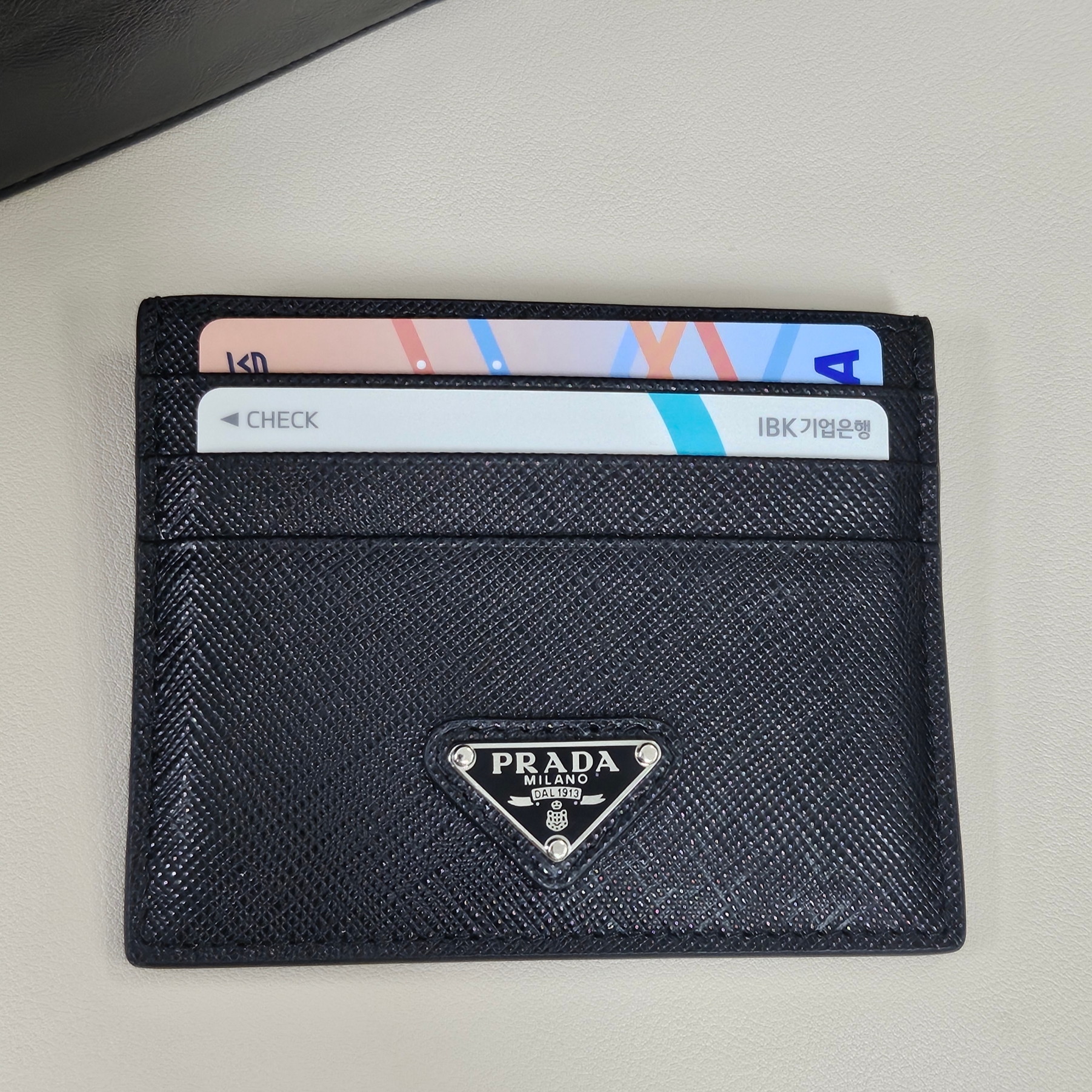 Prada Saffiano Leather Triangle Logo Card Holder Black Silver 착용 스타일