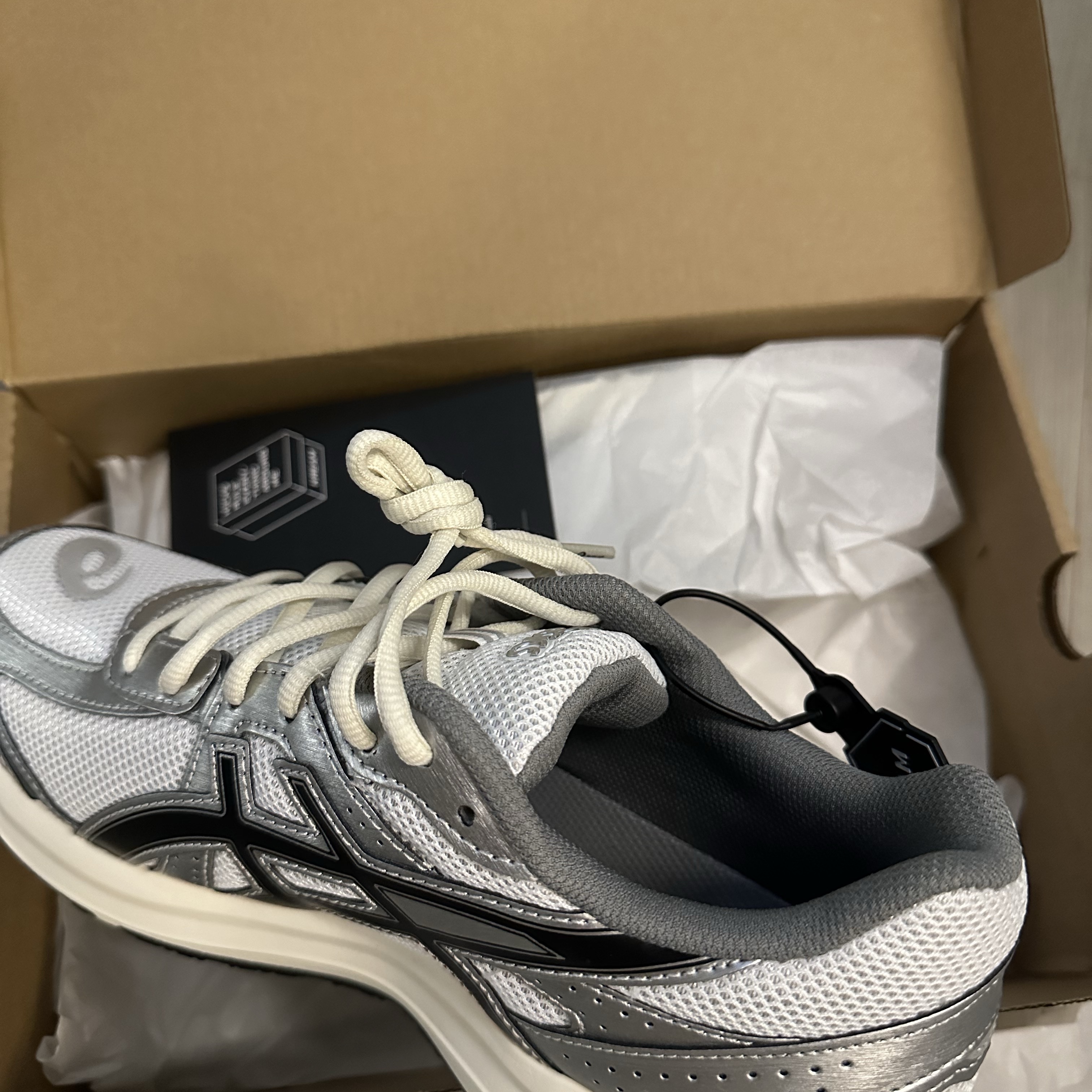 Asics Jog 100 S White Black - 2E Wide 착용 스타일