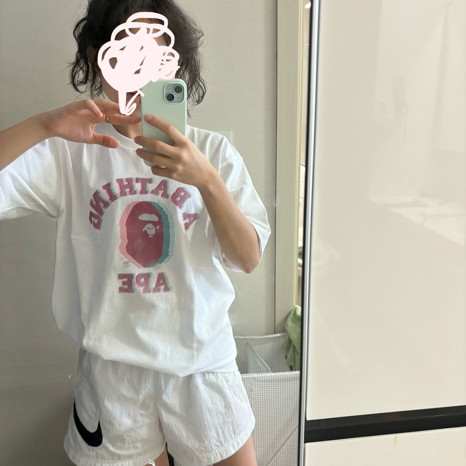 BAPE Glitch Art College T-Shirt White 착용 스타일 - 2