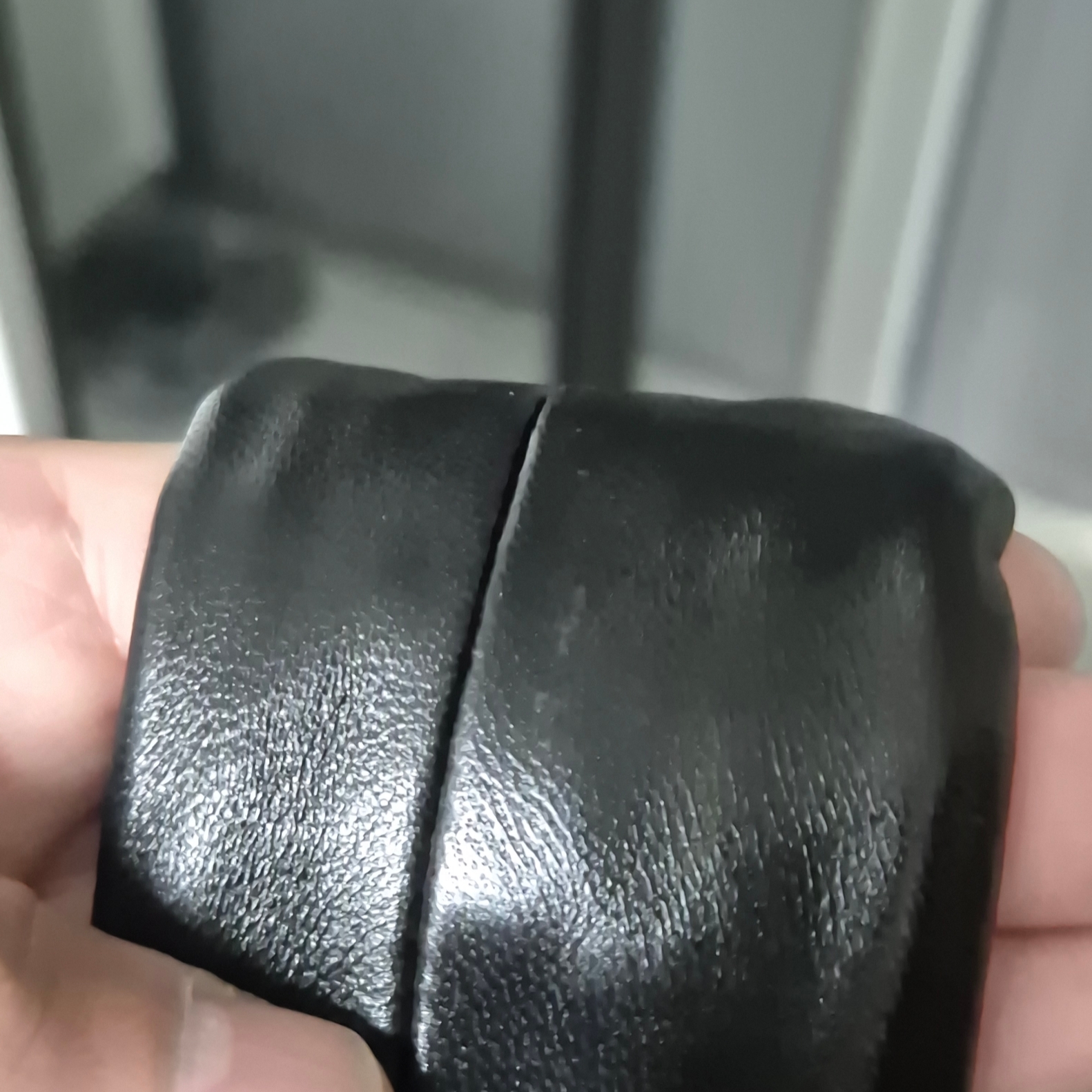 Lemaire Small Croissant Bag Soft Nappa Leather Black 착용 스타일 - 8