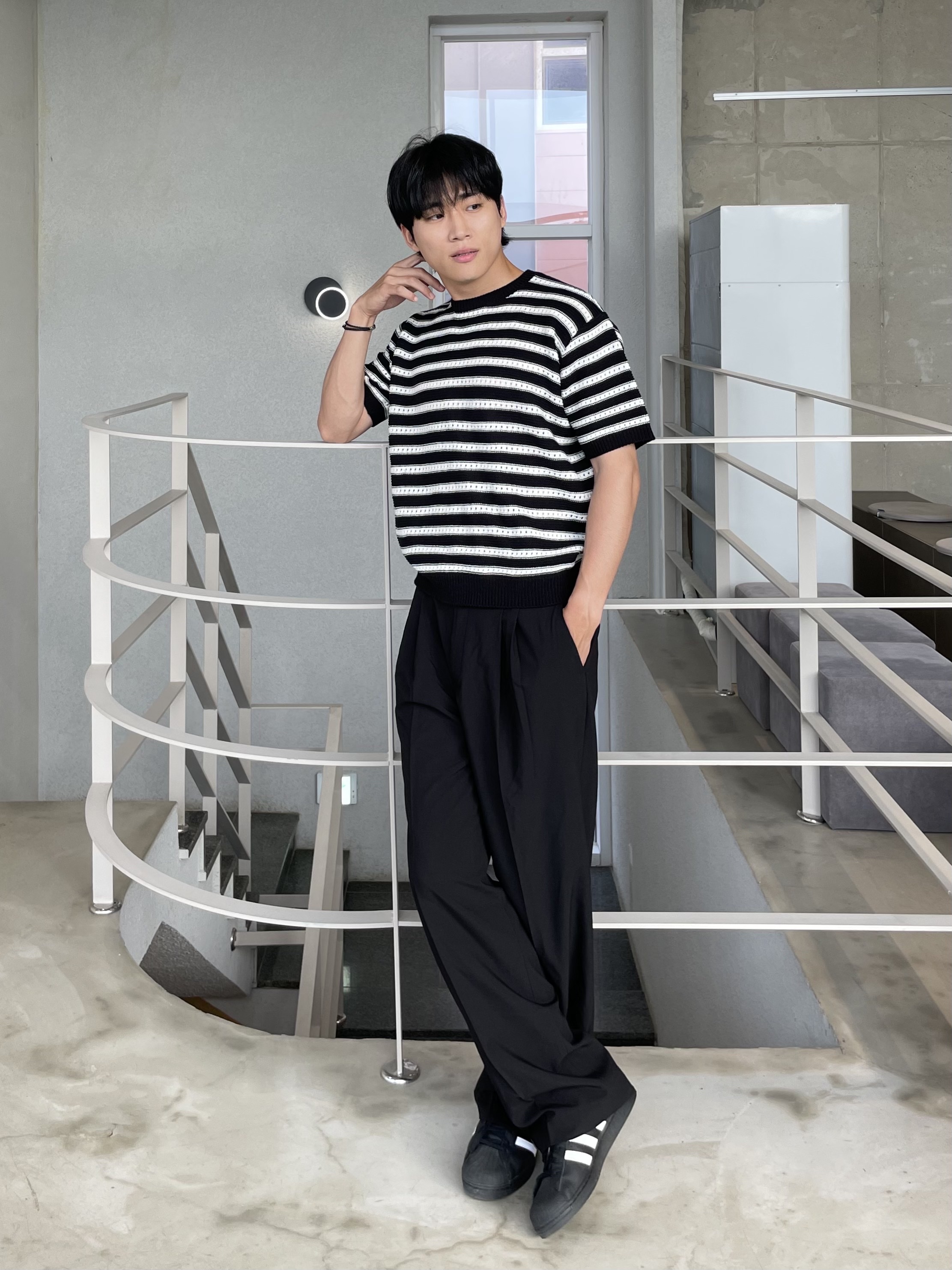 Adidas Superstar Core Black White, Apple AirPods Max Lightning Silver (Korean Ver.) 착용 스타일 - 1