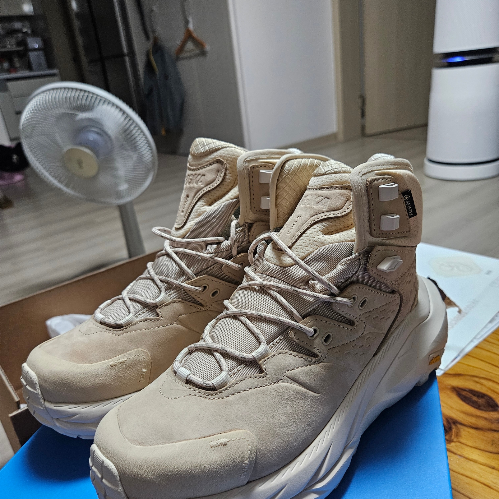 Hoka Kaha 2 Gore-Tex Shifting Sand Eggnog 착용 스타일 - 2