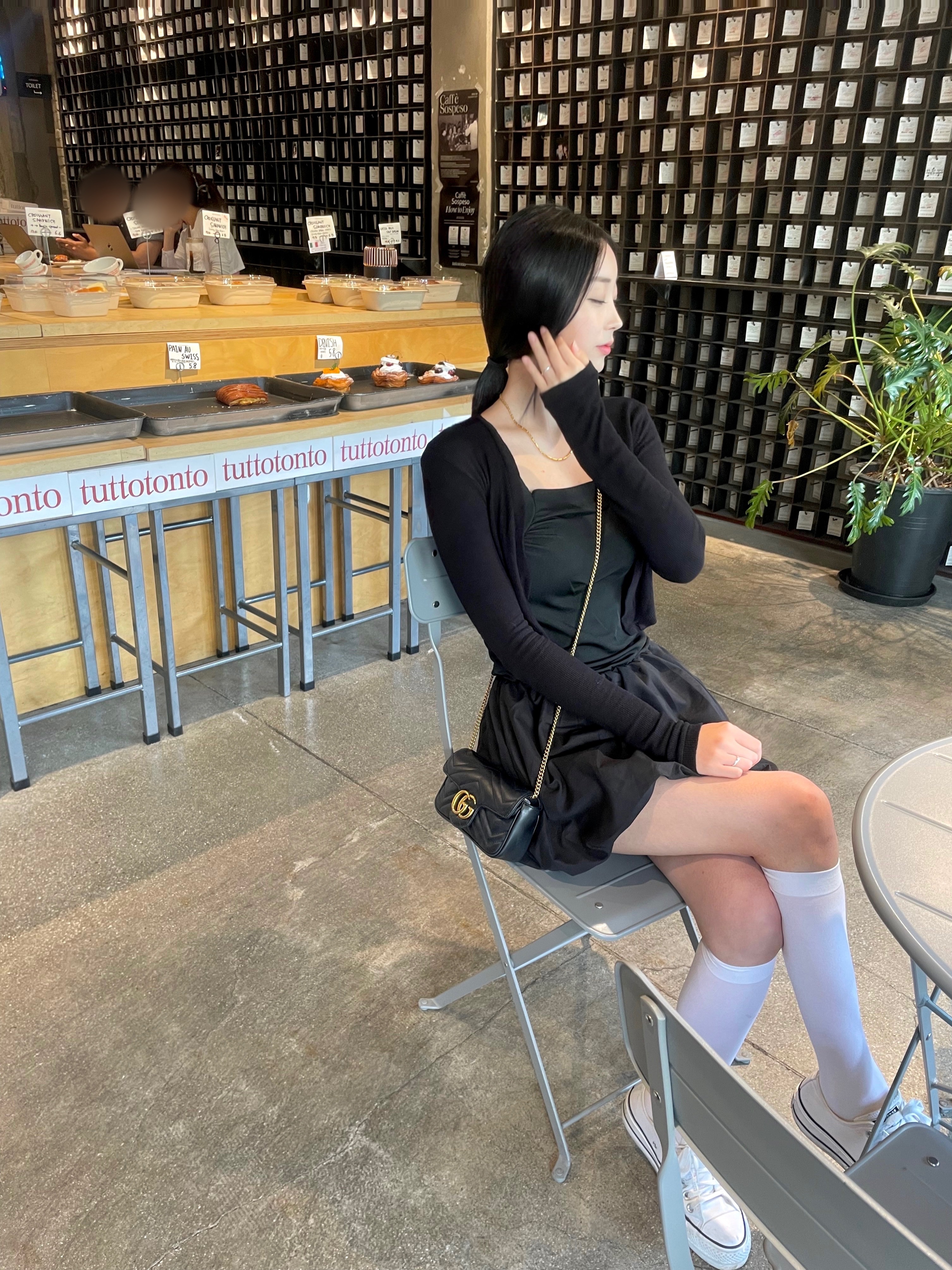Gucci GG Marmont Matelasse Leather Super Mini Bag Black, (W) Converse Chuck Taylor All Star Lift Ox White Black 착용 스타일 - 1