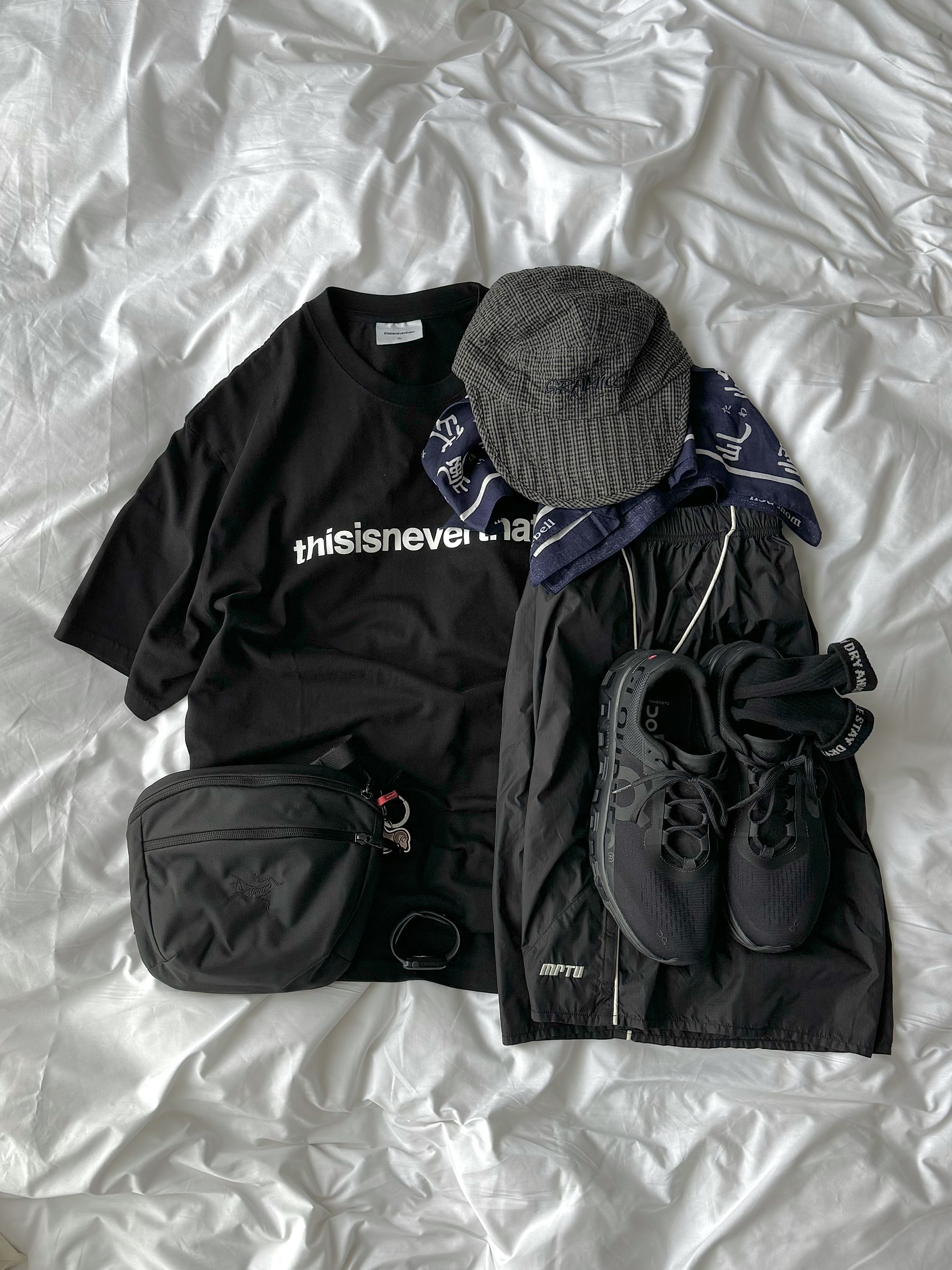 On Running Cloudmonster All Black, Arc'teryx Mantis 2 Waistpack Black II 착용 스타일 - 3