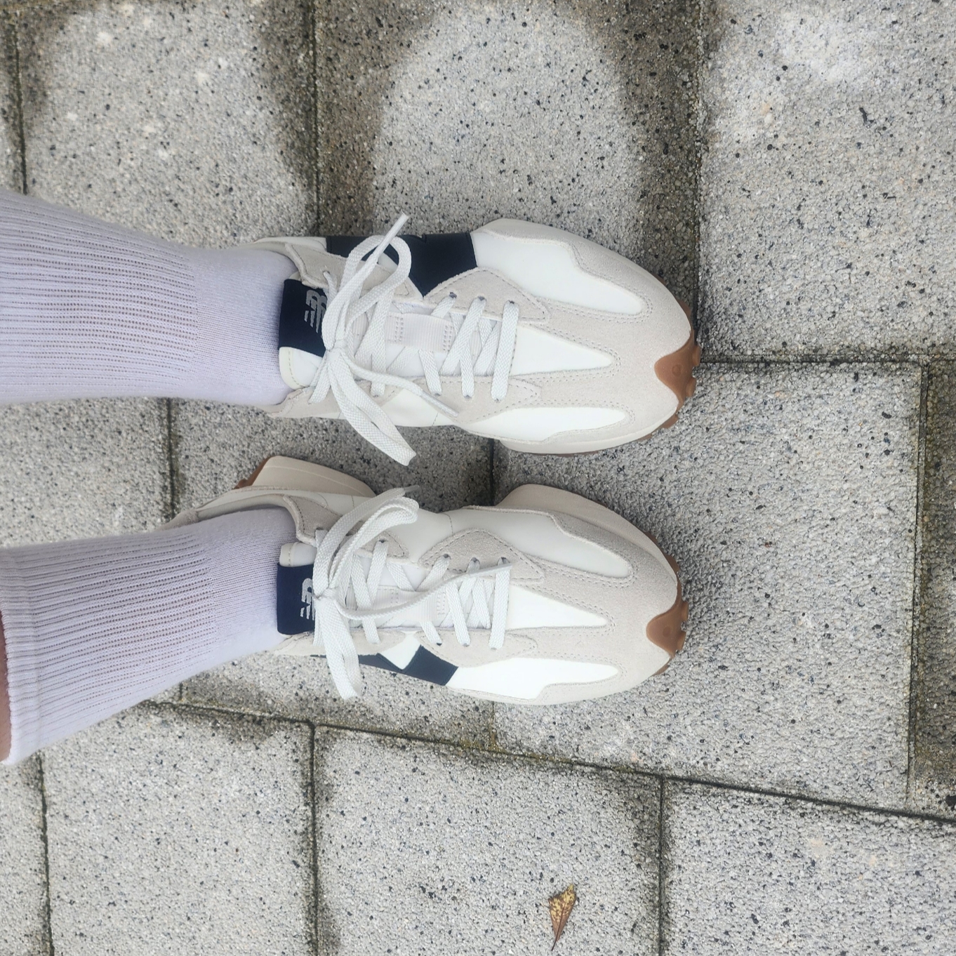 (W) New Balance 327 Beige Gum 착용 스타일
