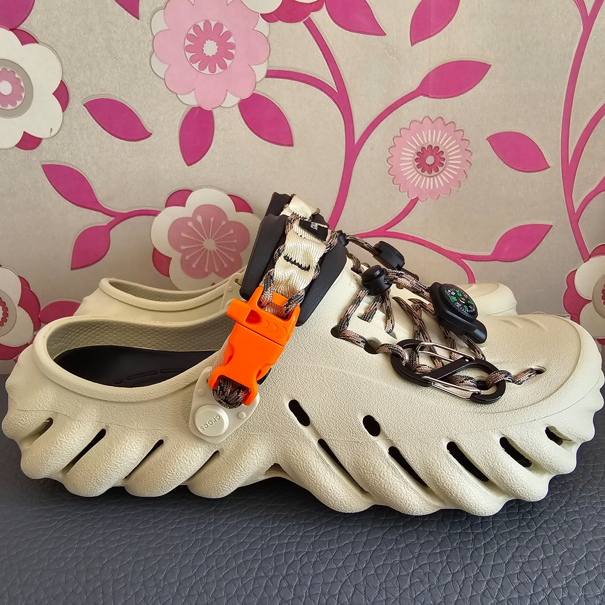 Crocs Echo Clog Bone Black 착용 스타일 - 4