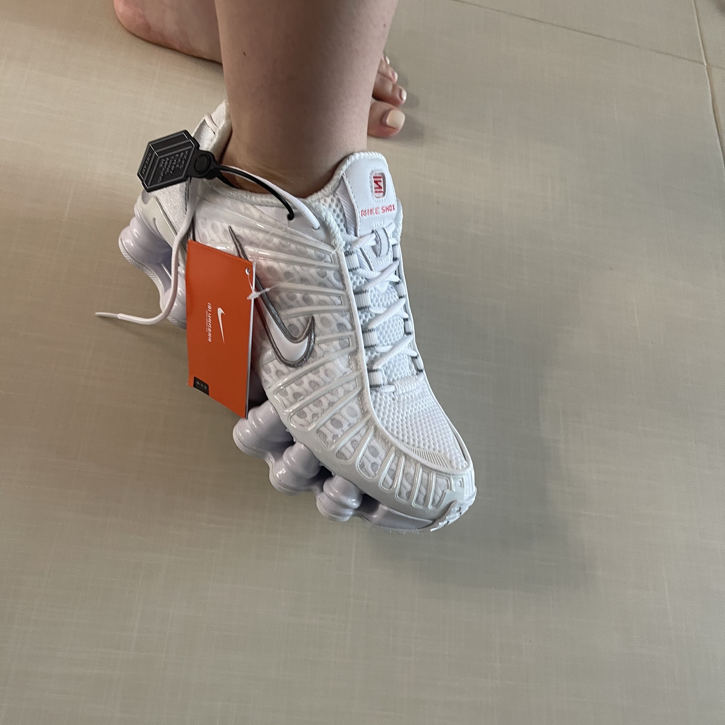 (W) Nike Shox TL White and Max Orange 착용 스타일
