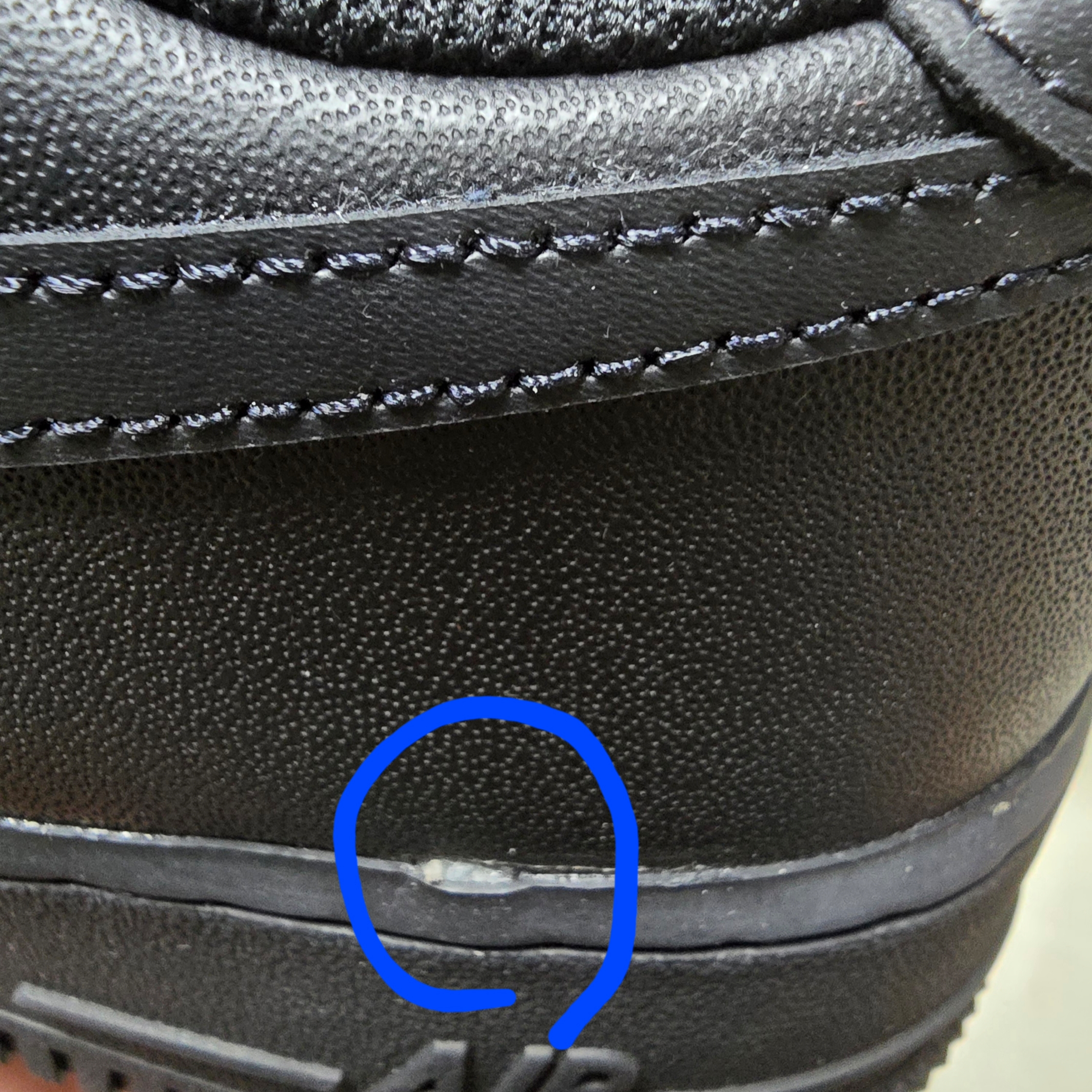 Nike Air Force 1 '07 Low Triple Black 착용 스타일