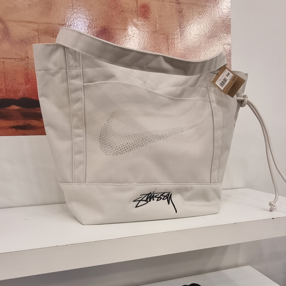 Nike x Stussy Tote Bag Light Bone 착용 스타일