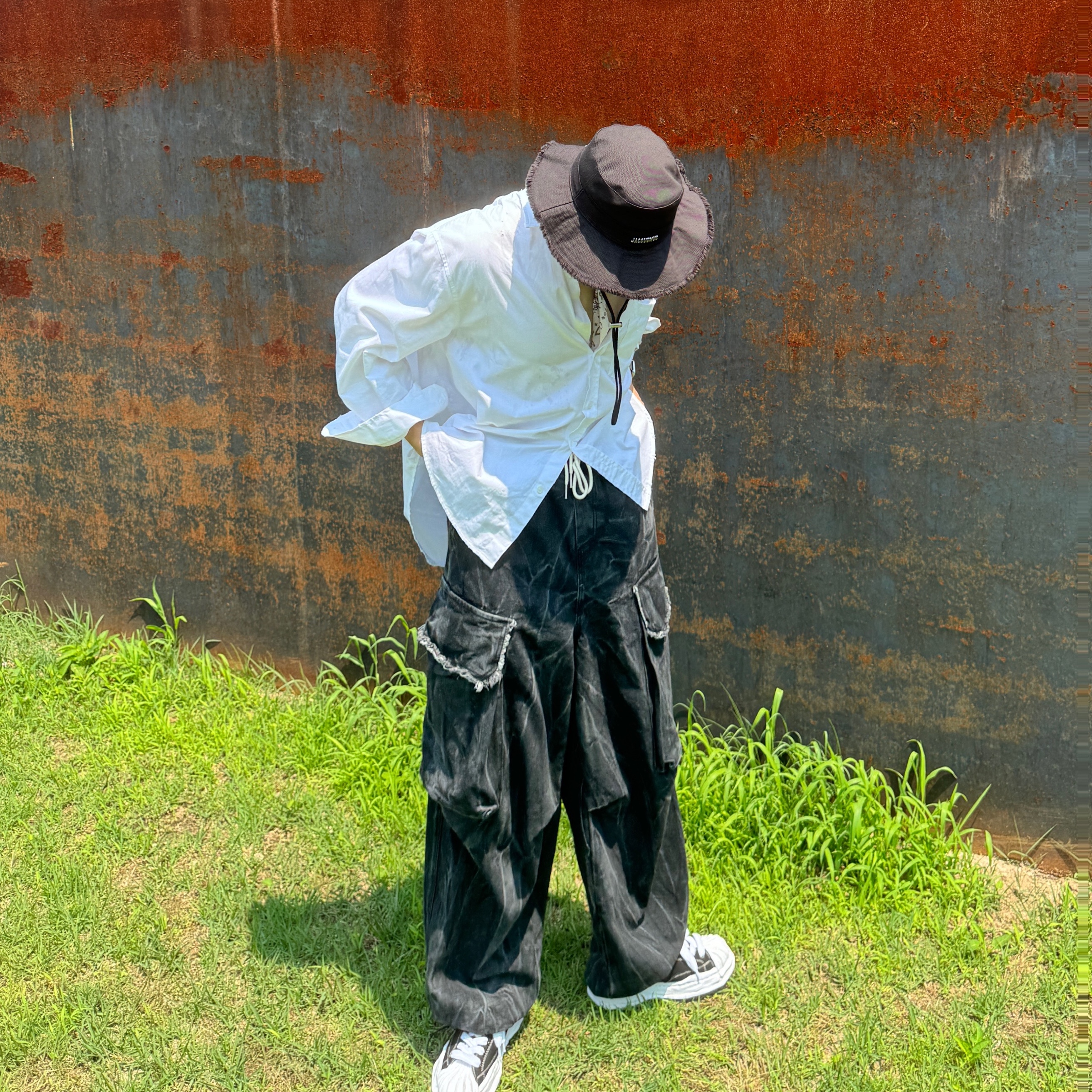 Jacquemus Le Bob Artichaut Bucket Hat Black, Maison Mihara Yasuhiro Blakey OG Sole Canvas Low-top Sneakers Black White 착용 스타일 - 4